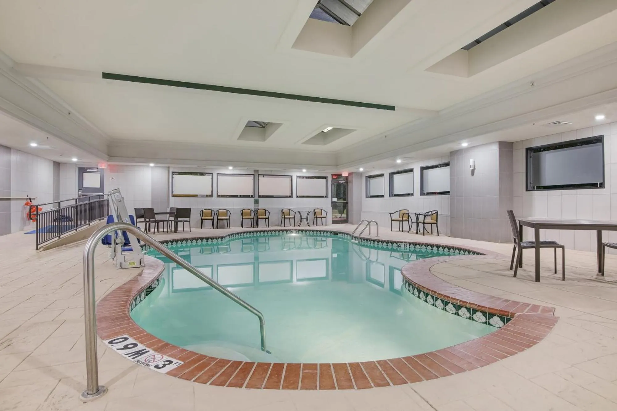 Swimming pool in Holiday Inn Express & Suites Longview North by IHG