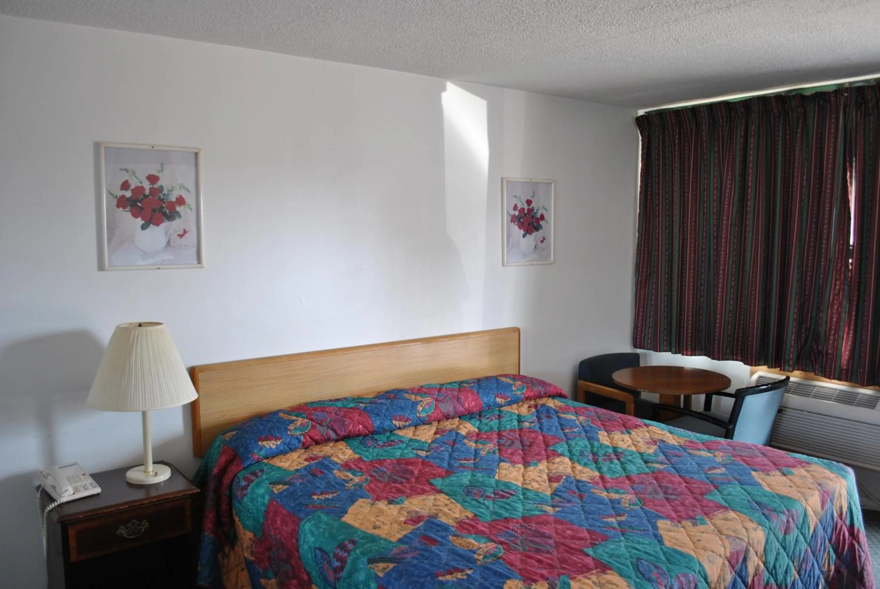 Bed in Travel Inn Motel Michigan City