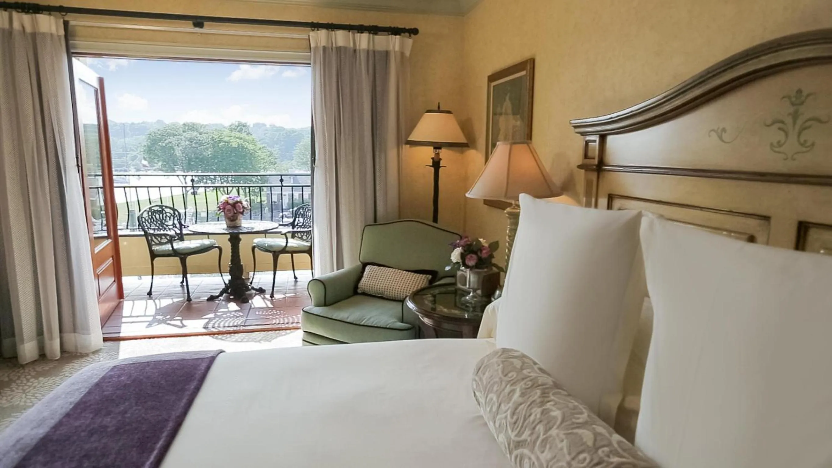 Bedroom, Bed in Delamar Greenwich Harbor