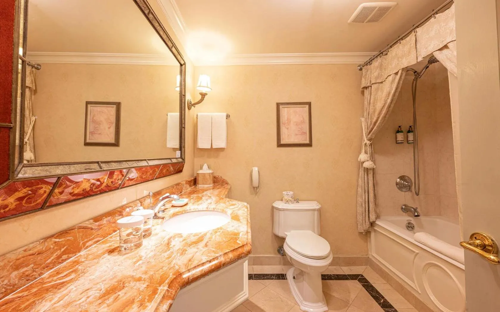 Bathroom, Bed in Delamar Greenwich Harbor