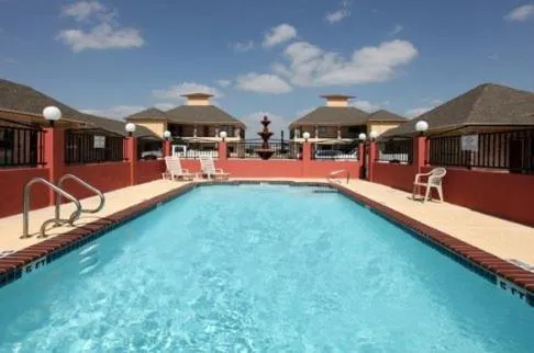 Swimming pool in Guest Inn San Benito/Harlingen