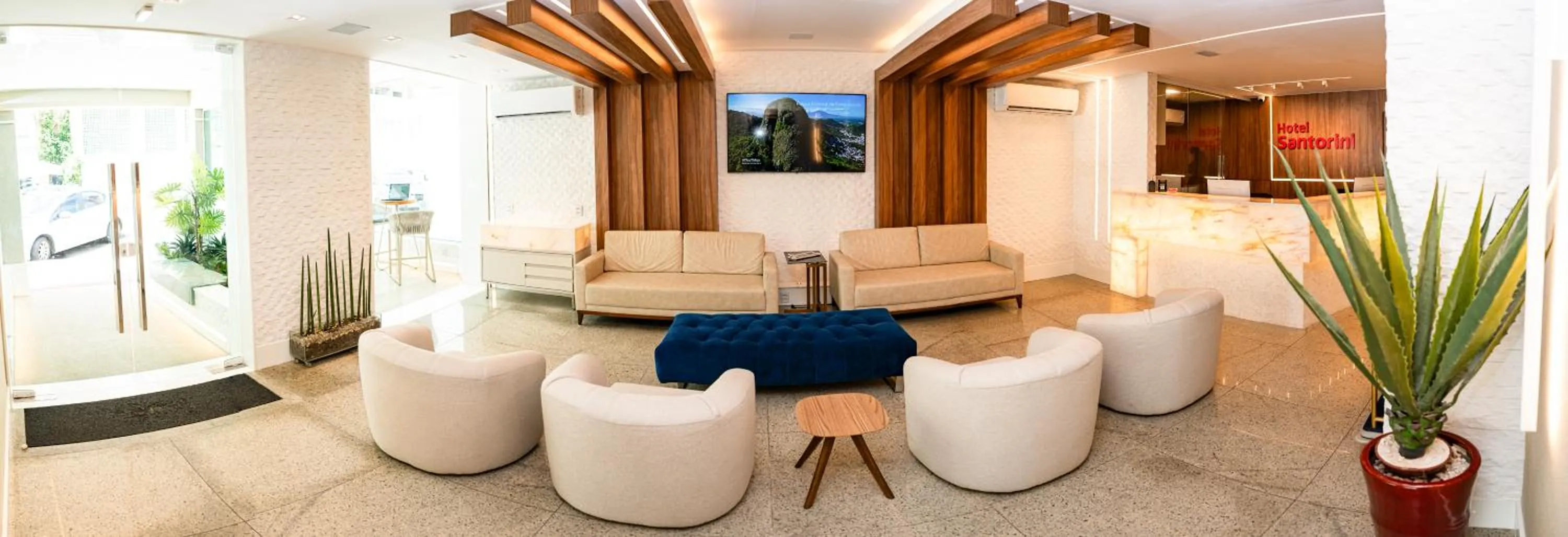 Communal lounge/ TV room in Hotel Santorini