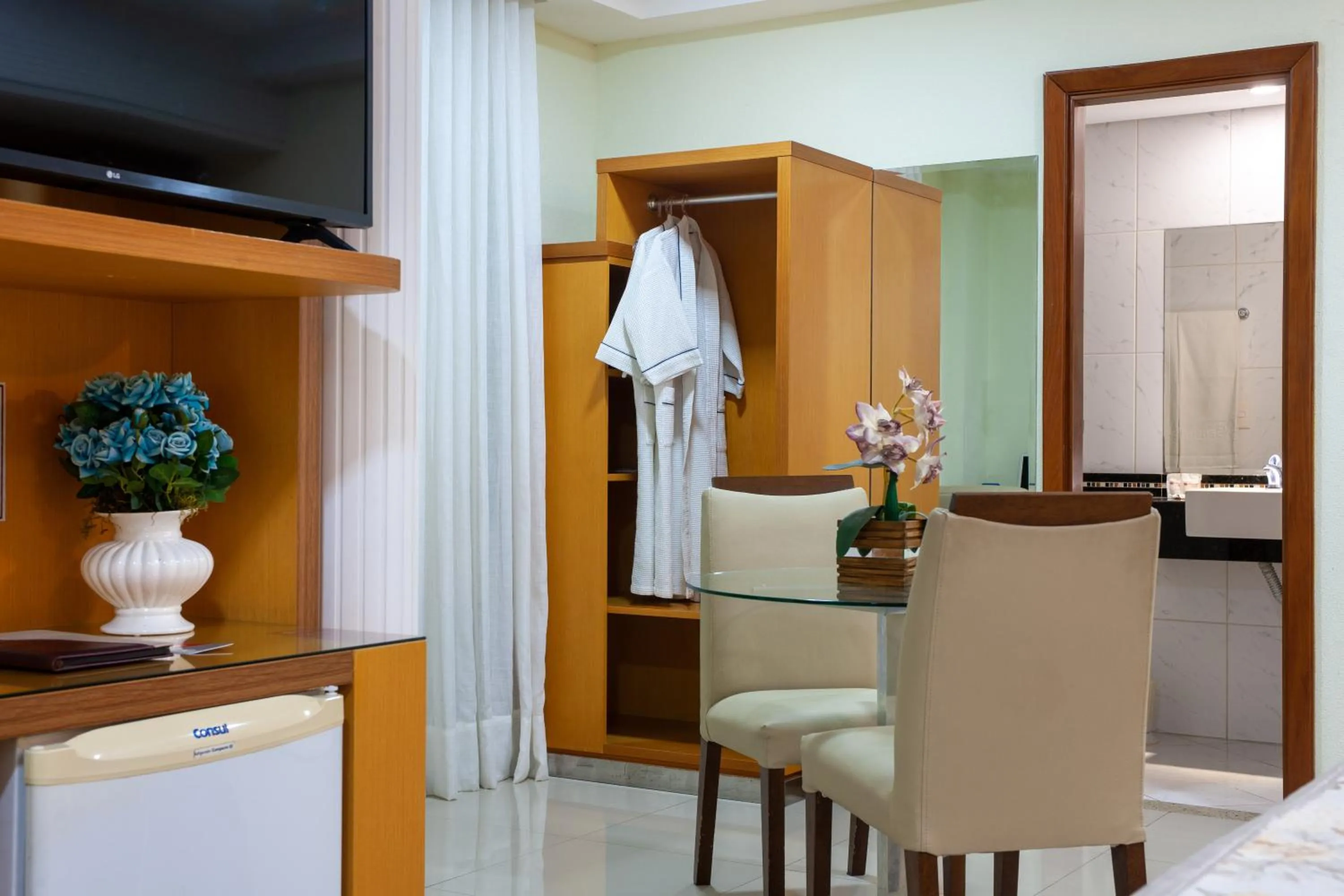 Dining area in Hotel Santorini