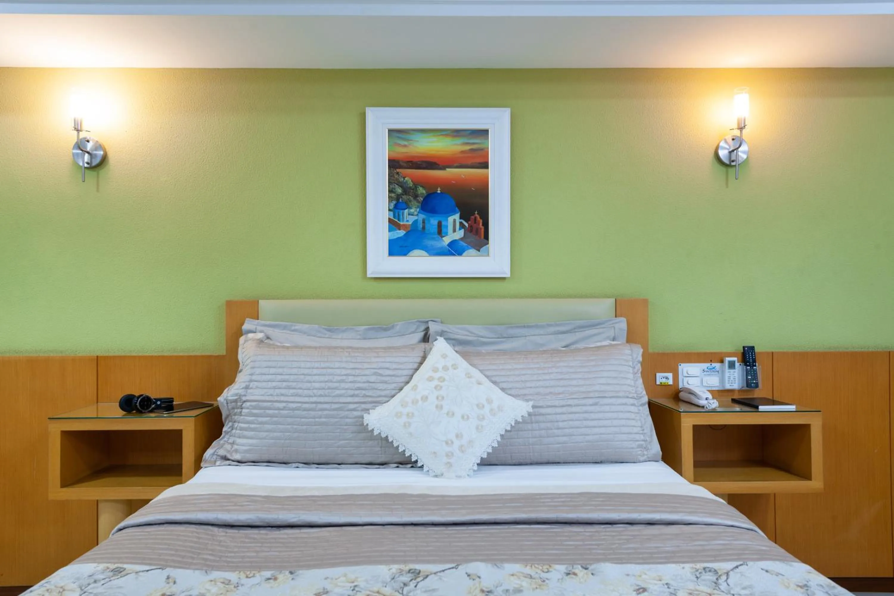 Bed in Hotel Santorini