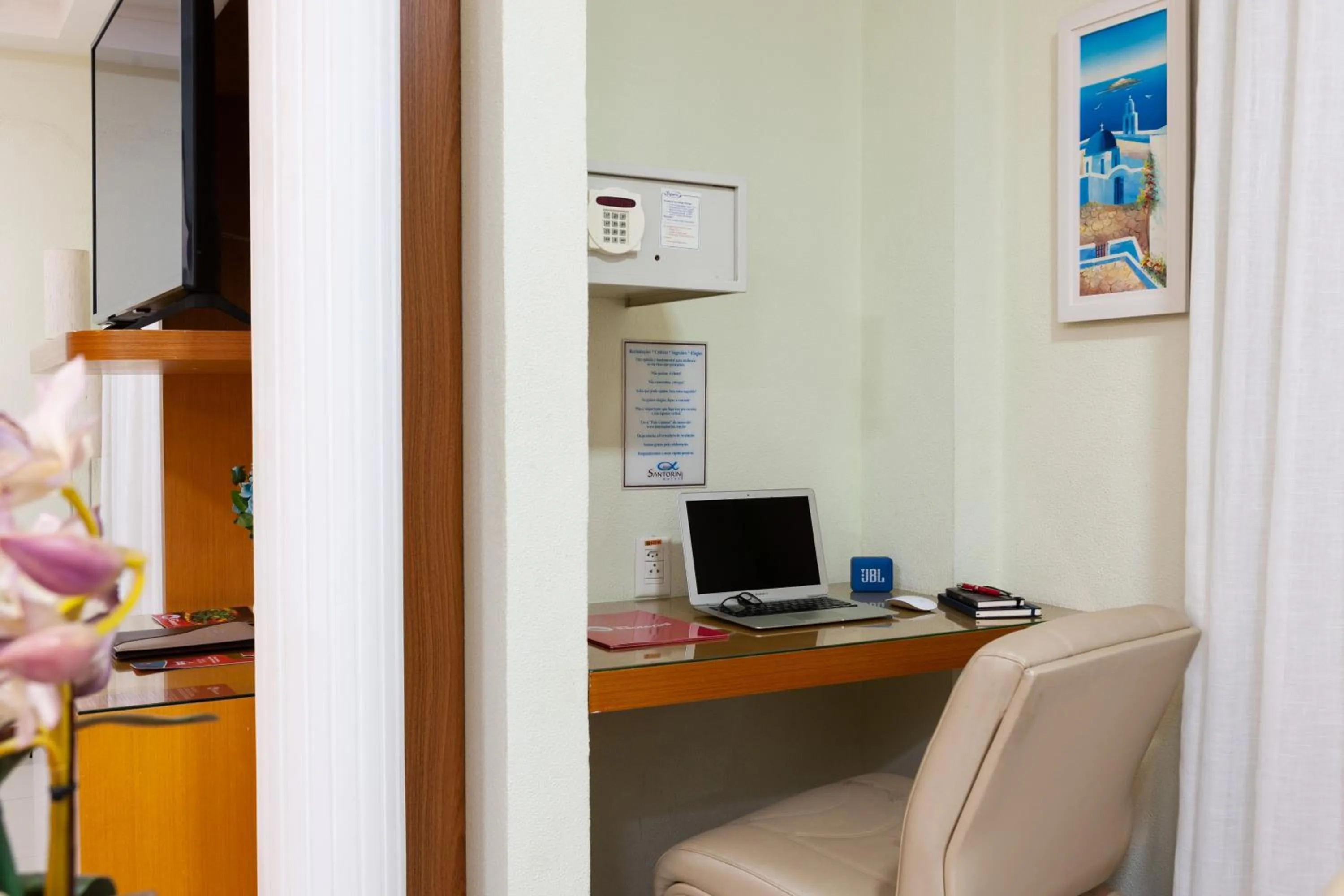 TV and multimedia in Hotel Santorini