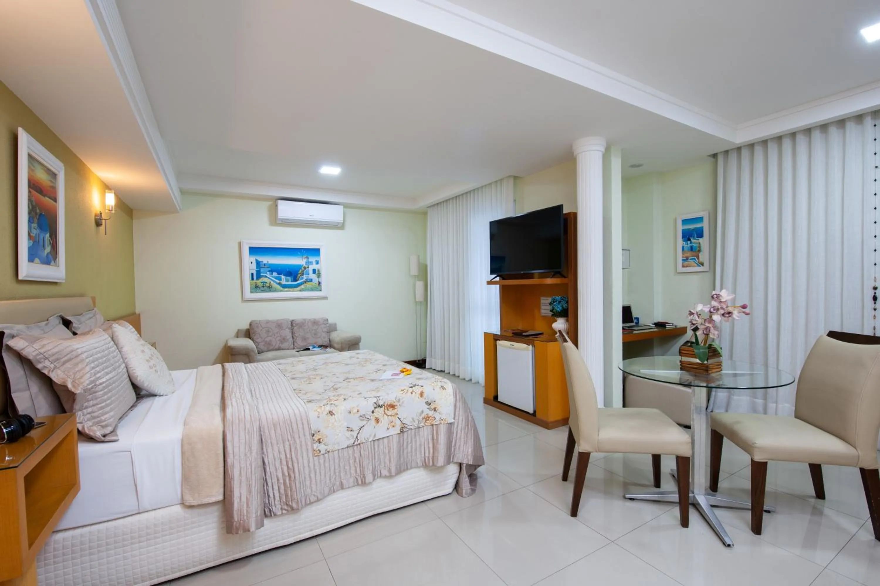 Bed in Hotel Santorini