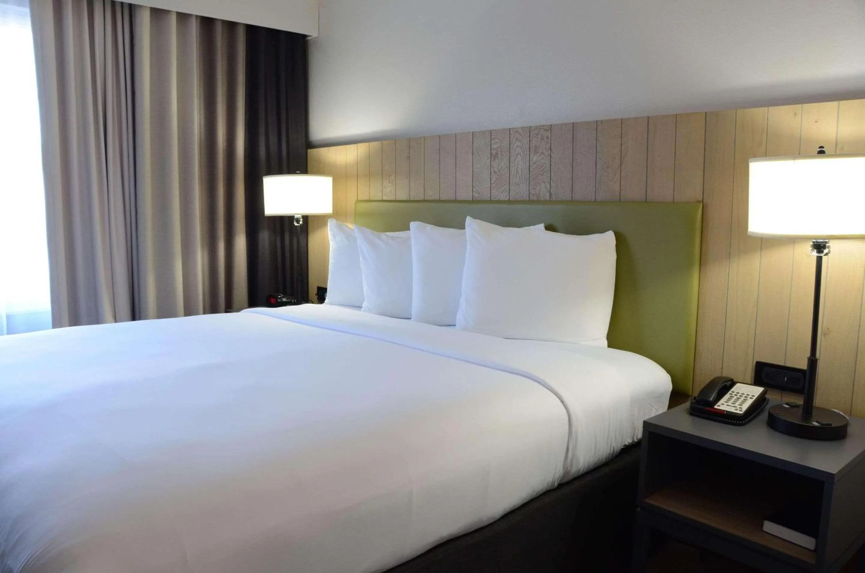 Bedroom, Bed in Country Inn & Suites by Radisson, Buford at Mall of Georgia, GA