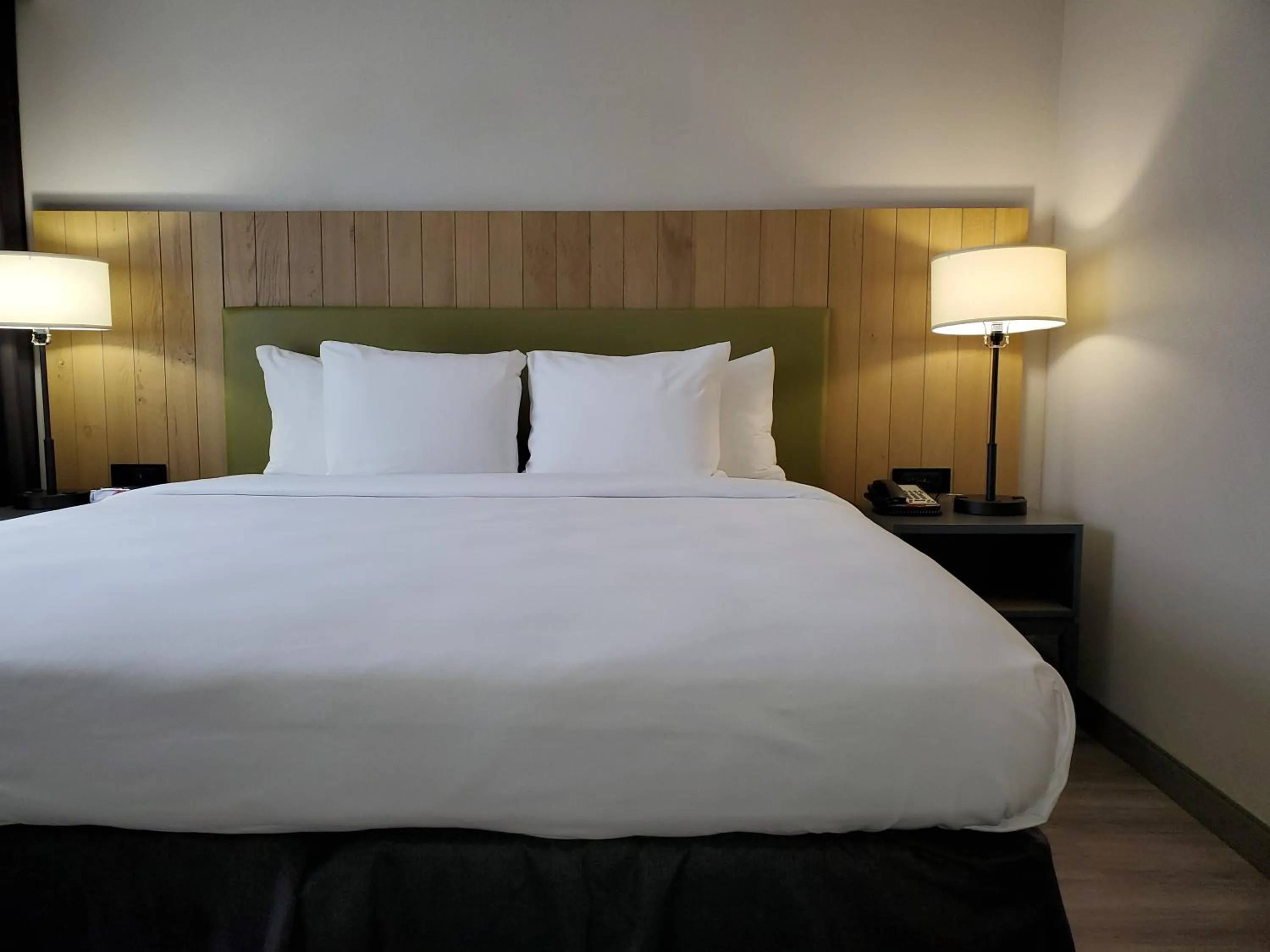 Bedroom, Bed in Country Inn & Suites by Radisson, Buford at Mall of Georgia, GA