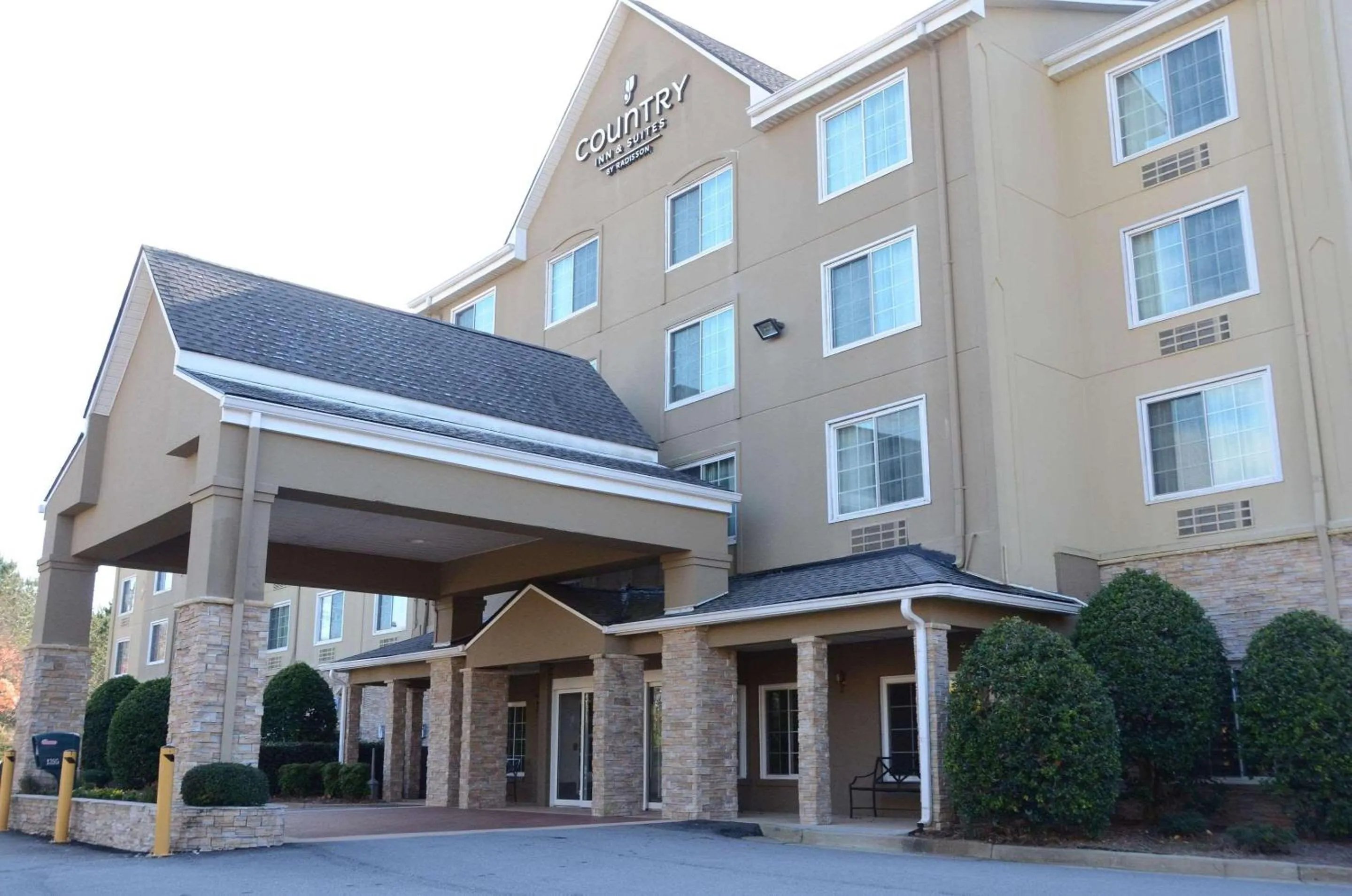 Property building in Country Inn & Suites by Radisson, Buford at Mall of Georgia, GA