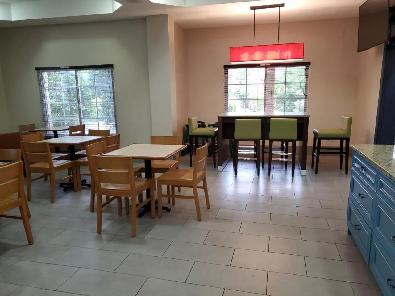 Restaurant/places to eat in Country Inn & Suites by Radisson, Buford at Mall of Georgia, GA