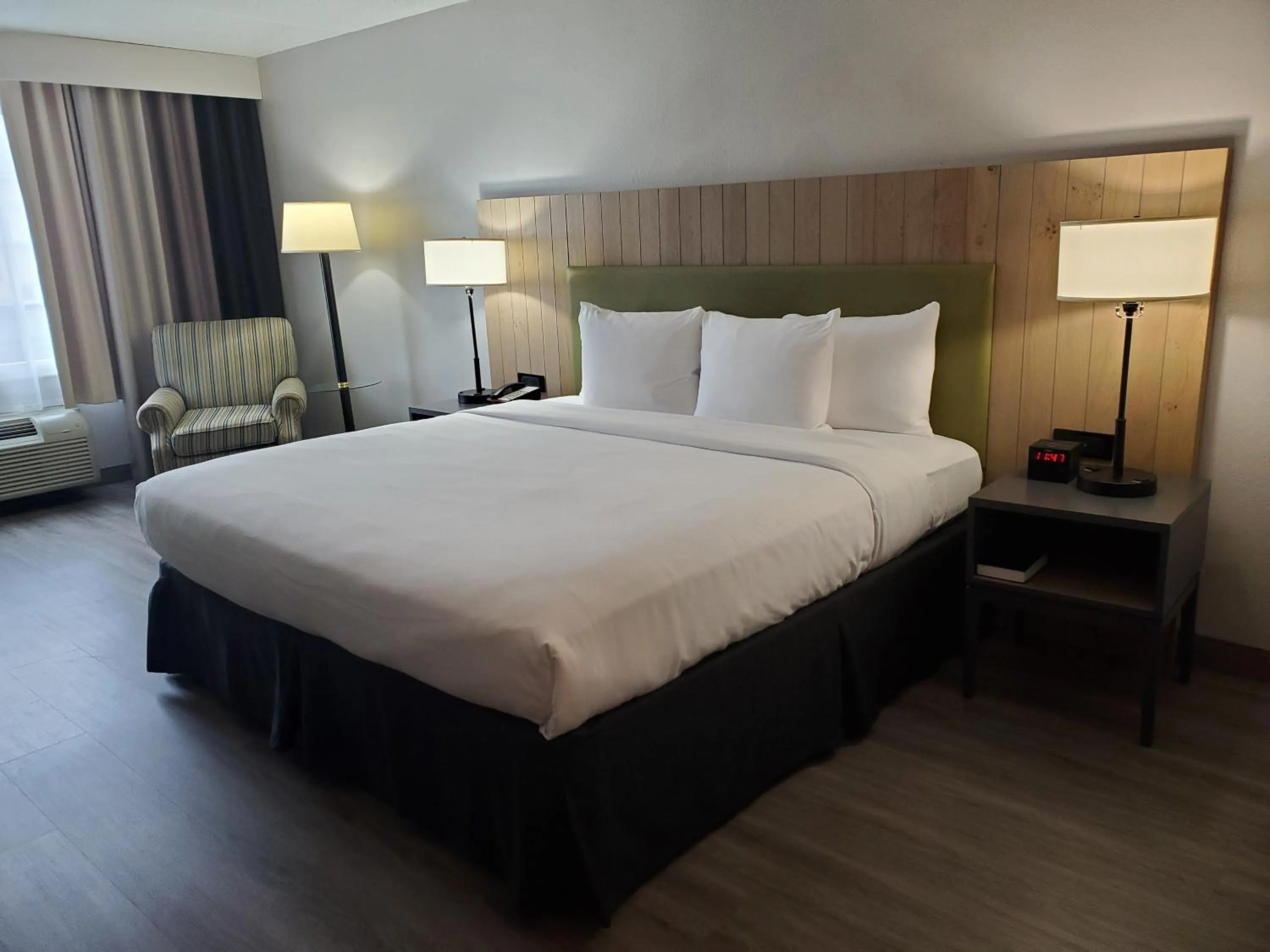 Bedroom, Bed in Country Inn & Suites by Radisson, Buford at Mall of Georgia, GA