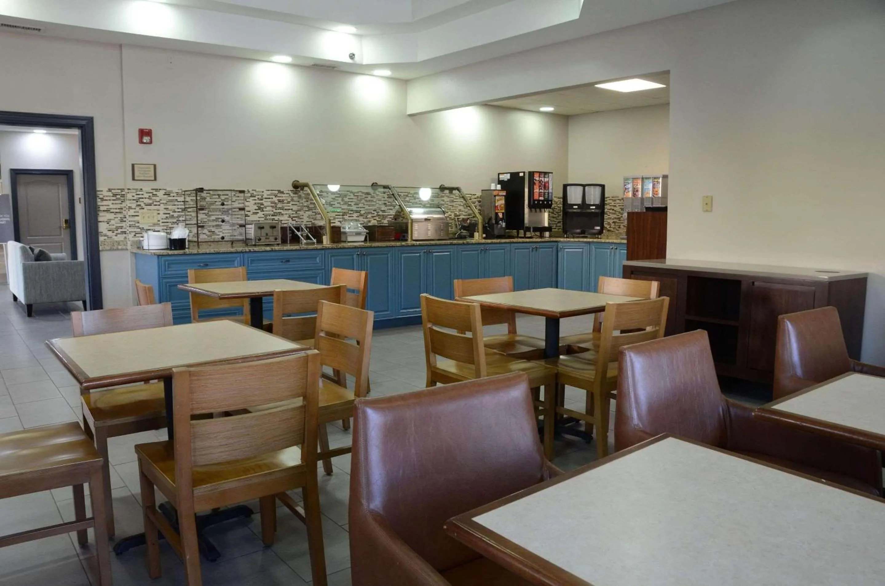 Breakfast in Country Inn & Suites by Radisson, Buford at Mall of Georgia, GA