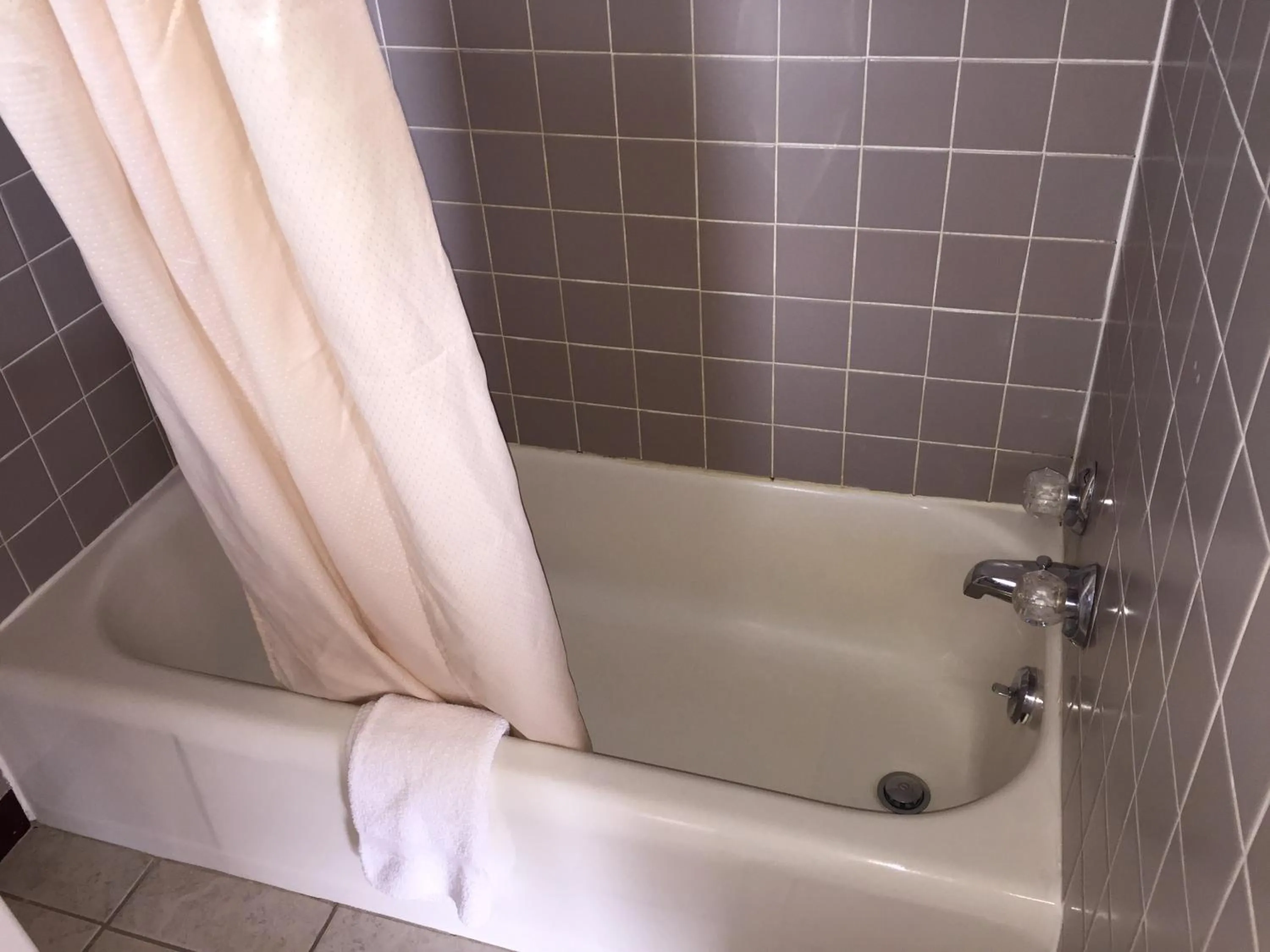 Bathroom in Eldon Inn