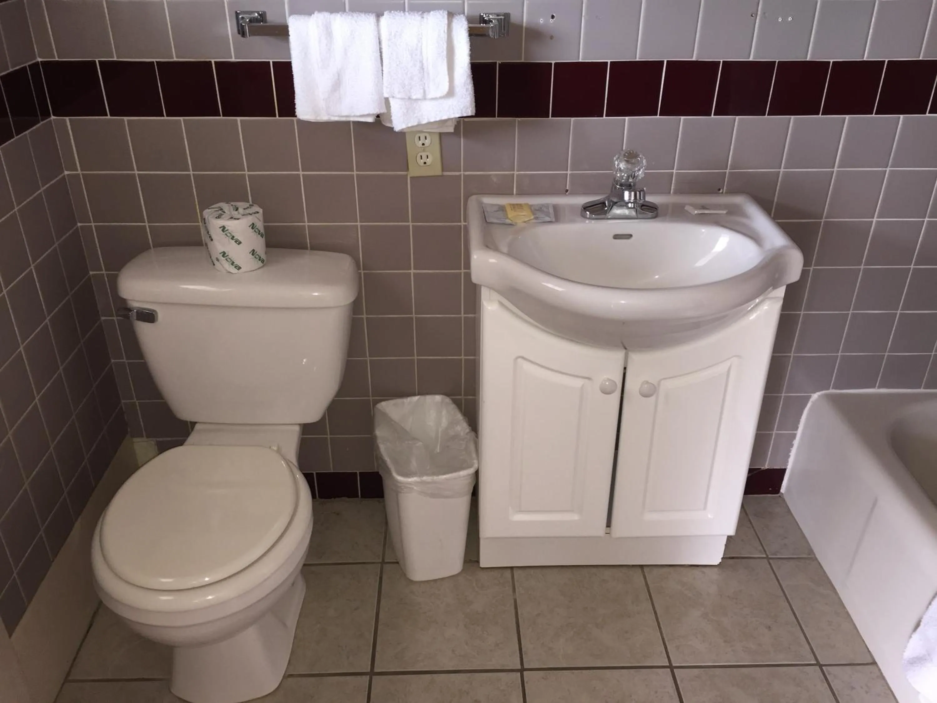 Bathroom in Eldon Inn