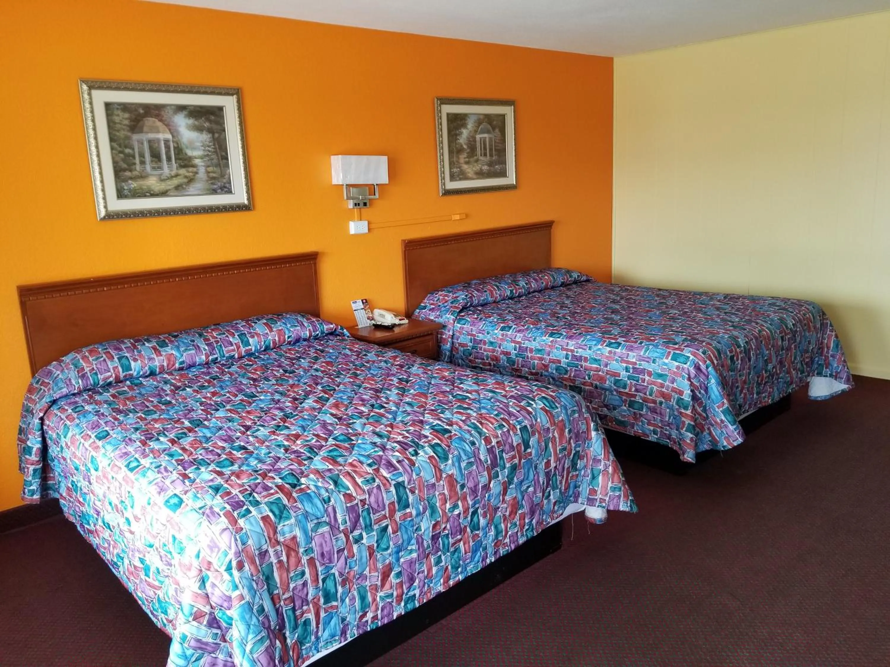 Photo of the whole room, Bed in Eldon Inn