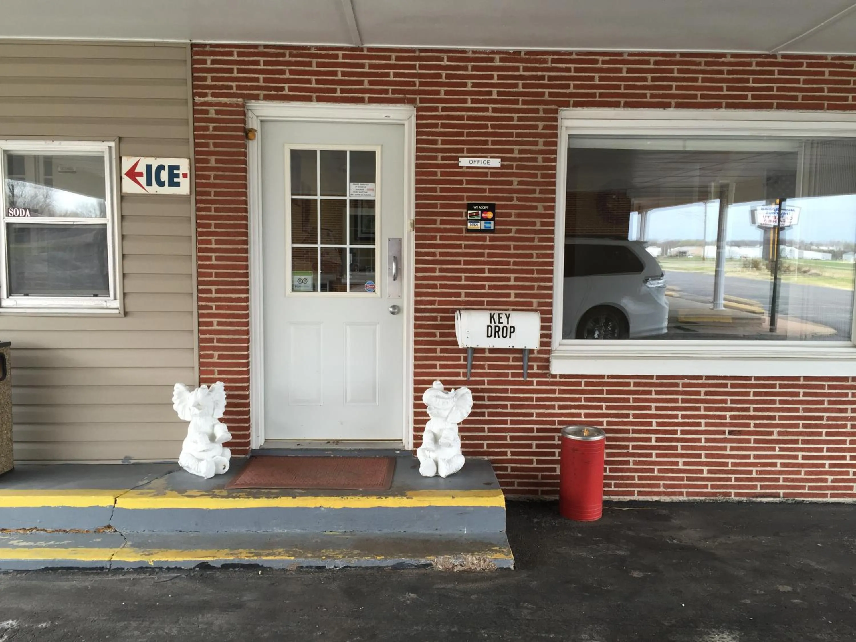 Facade/entrance in Eldon Inn