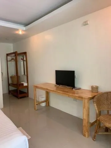 Photo of the whole room, Bed in Benjamin's Hut