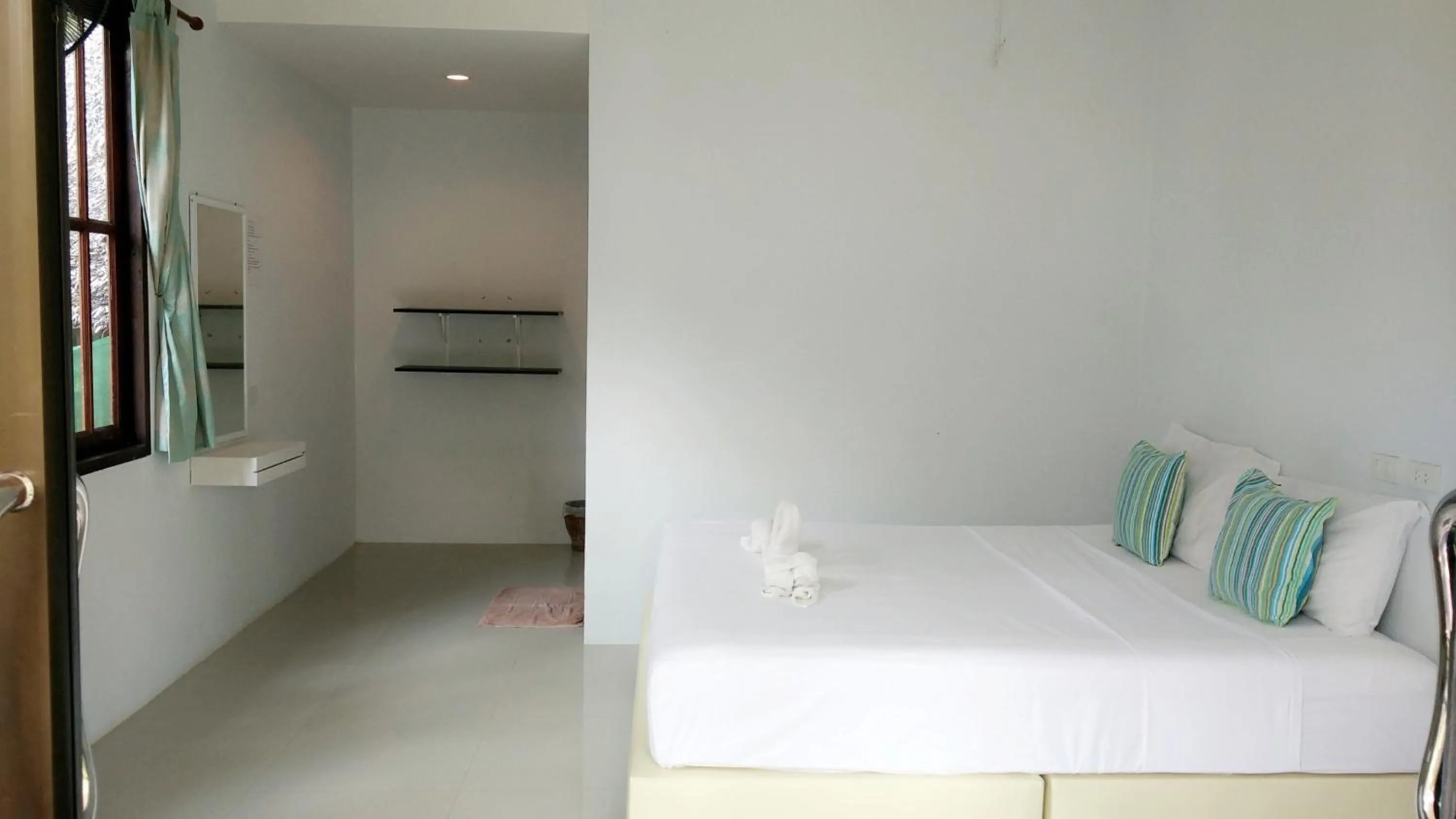 Photo of the whole room, Bed in Benjamin's Hut