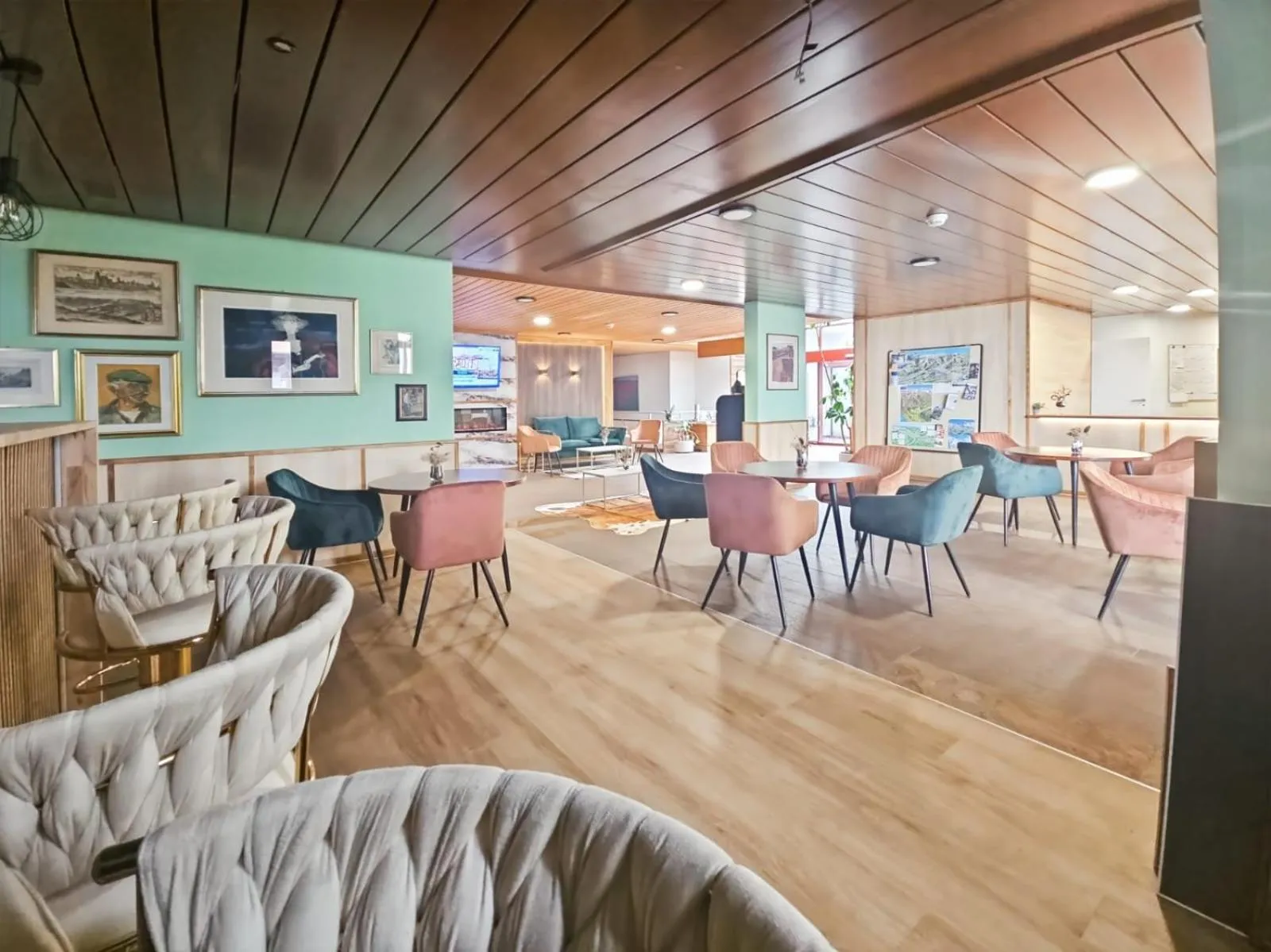 Lounge or bar in Hotel Aeschi Park