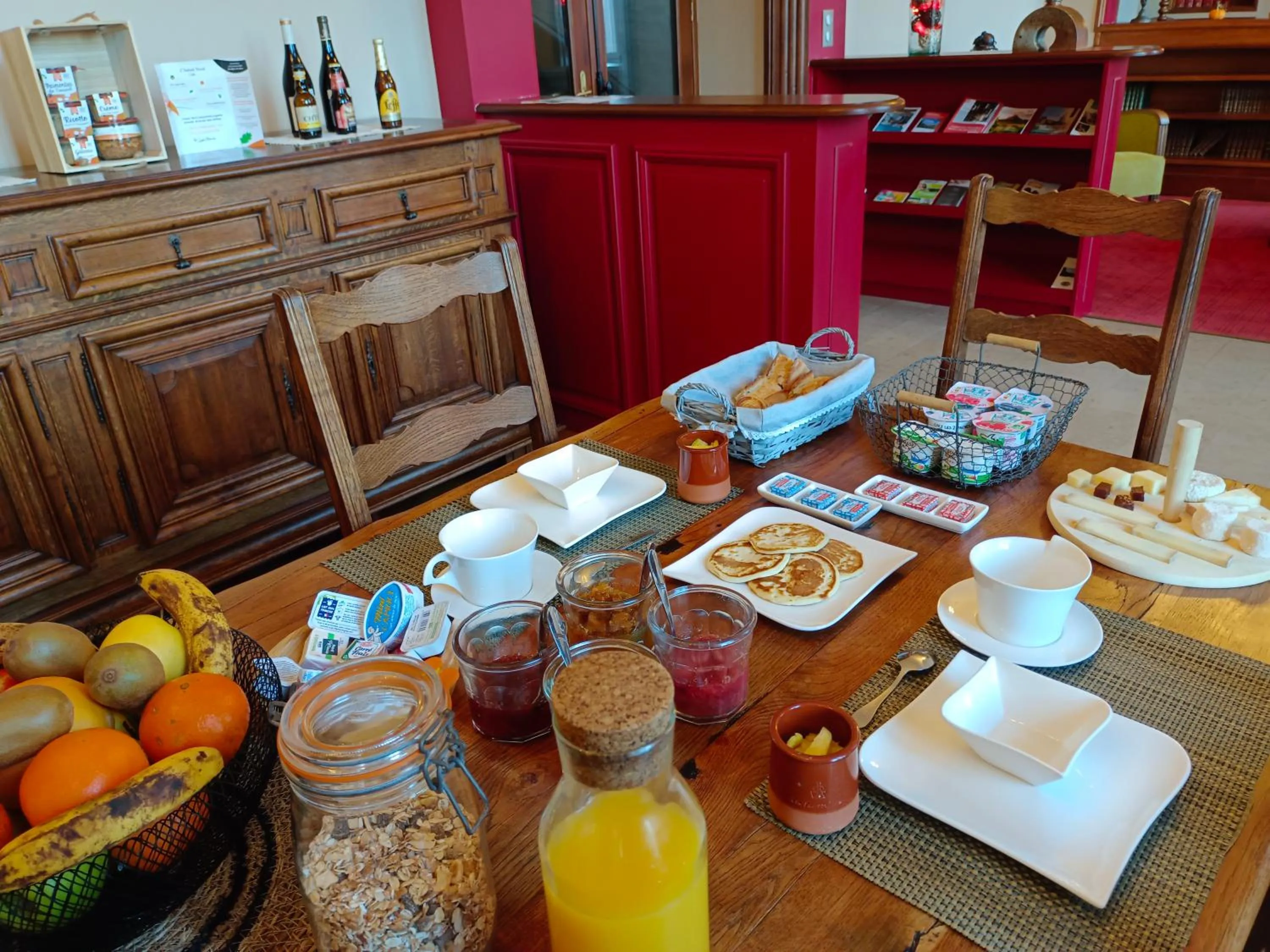 Breakfast in Appart'Hotel Parc Johan