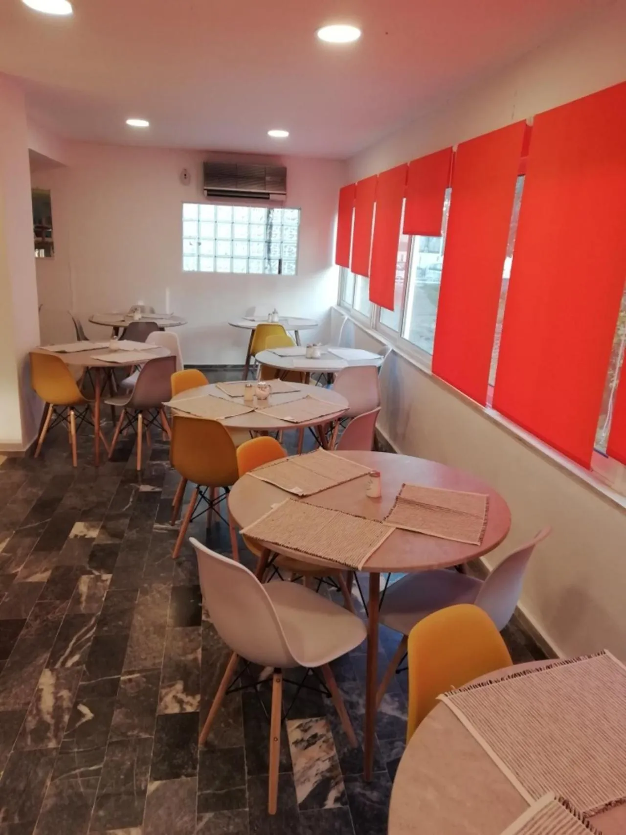 Restaurant/places to eat in Helena Hotel