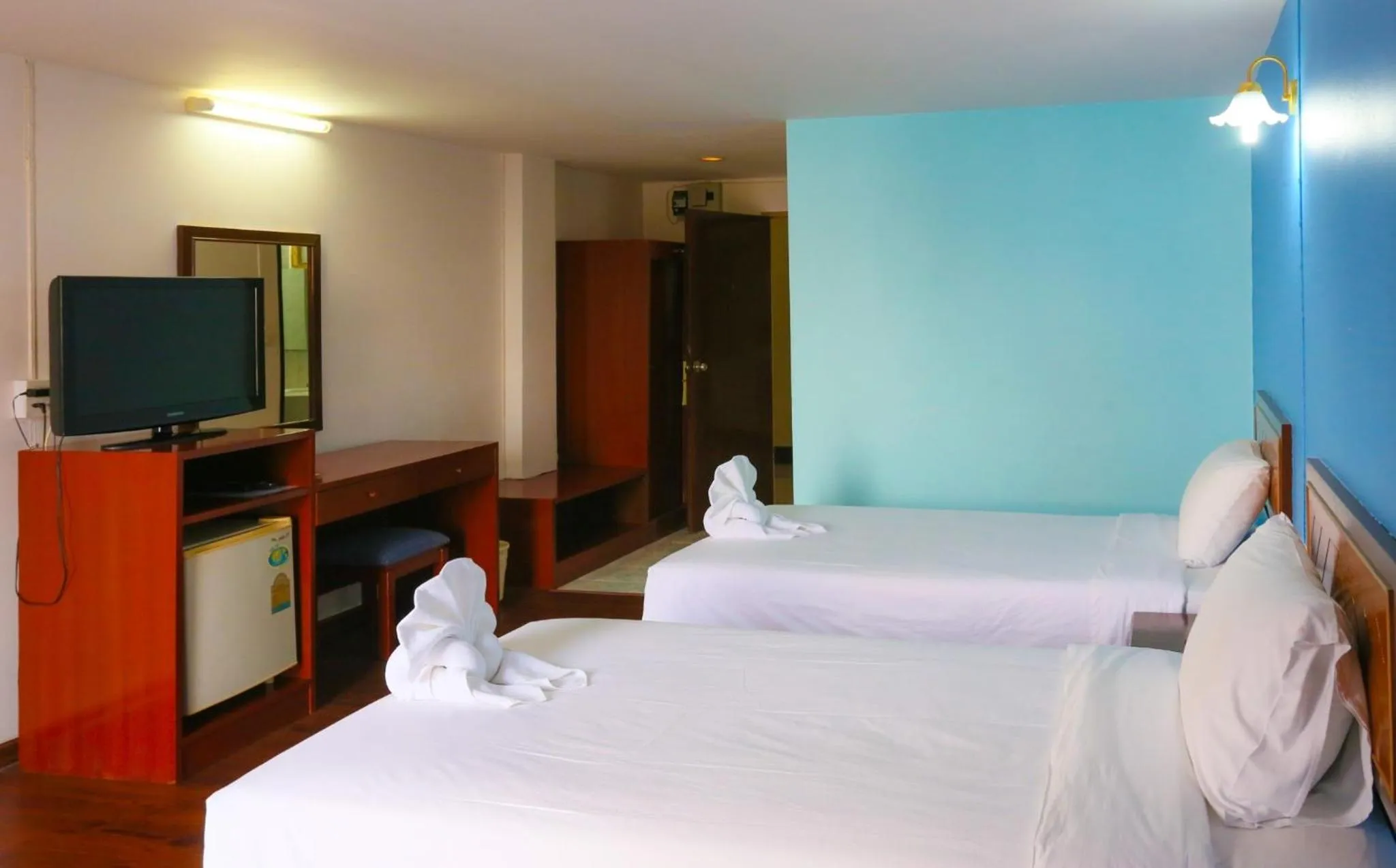 Living room, Bed in Wiangwalee Hotel