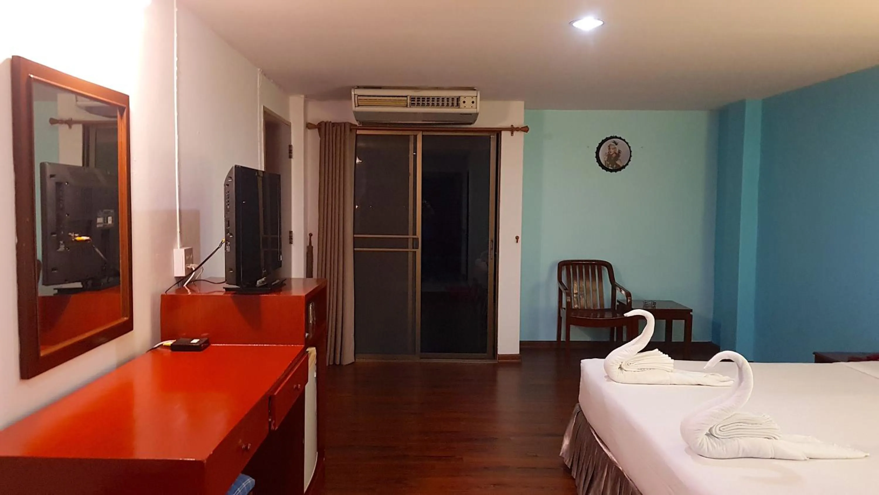 Bedroom, Bed in Wiangwalee Hotel