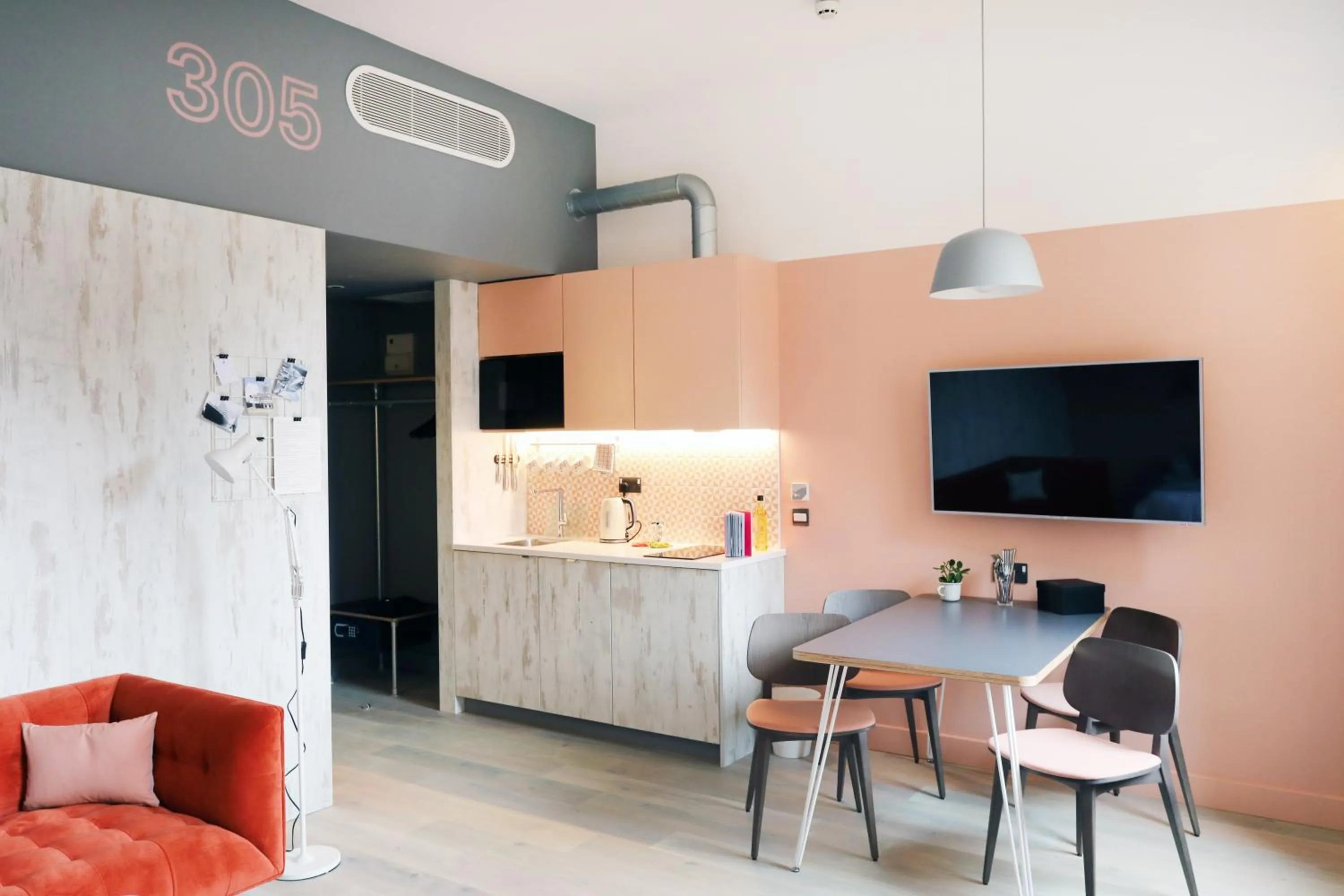 kitchen in room2 Southampton Hometel