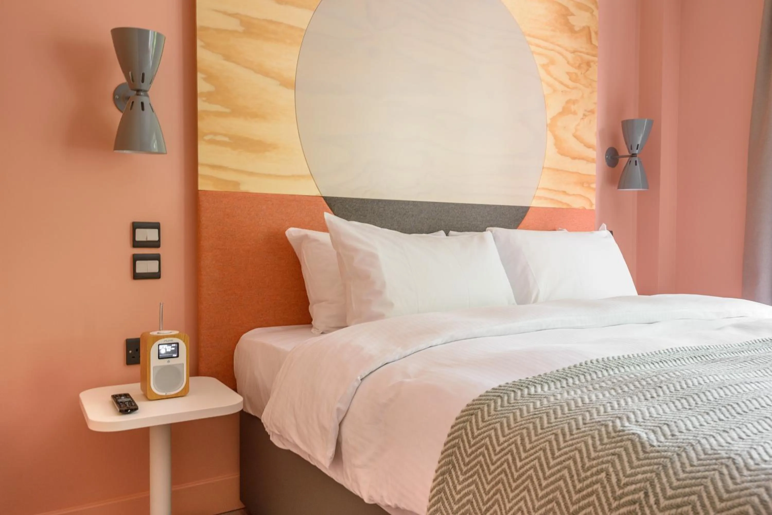 Bed in room2 Southampton Hometel