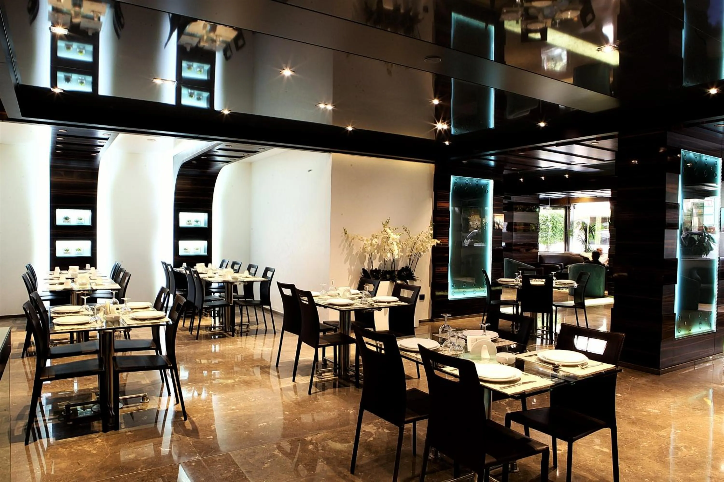 Restaurant/places to eat in Imperial Suites Hotel