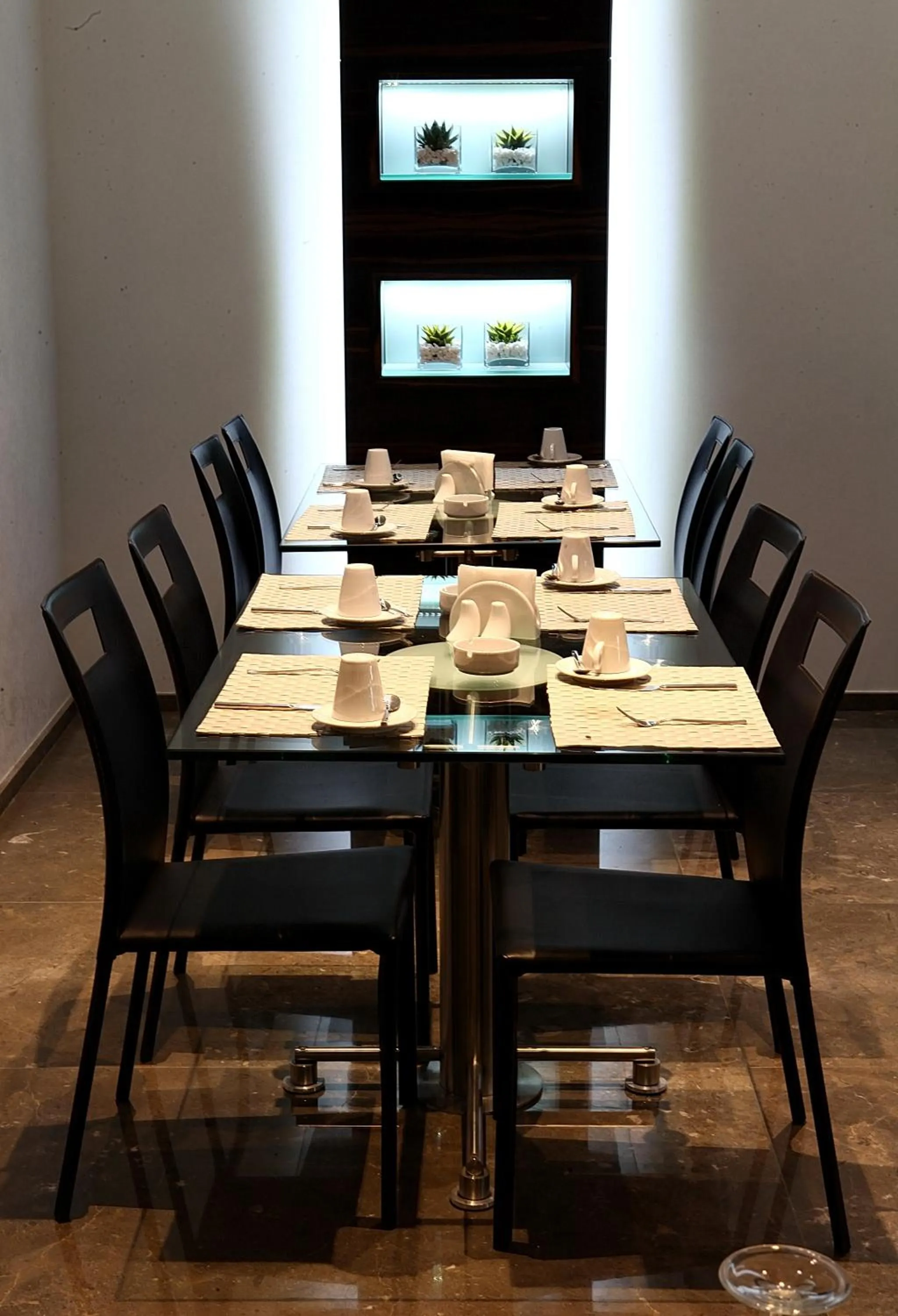 Restaurant/places to eat in Imperial Suites Hotel