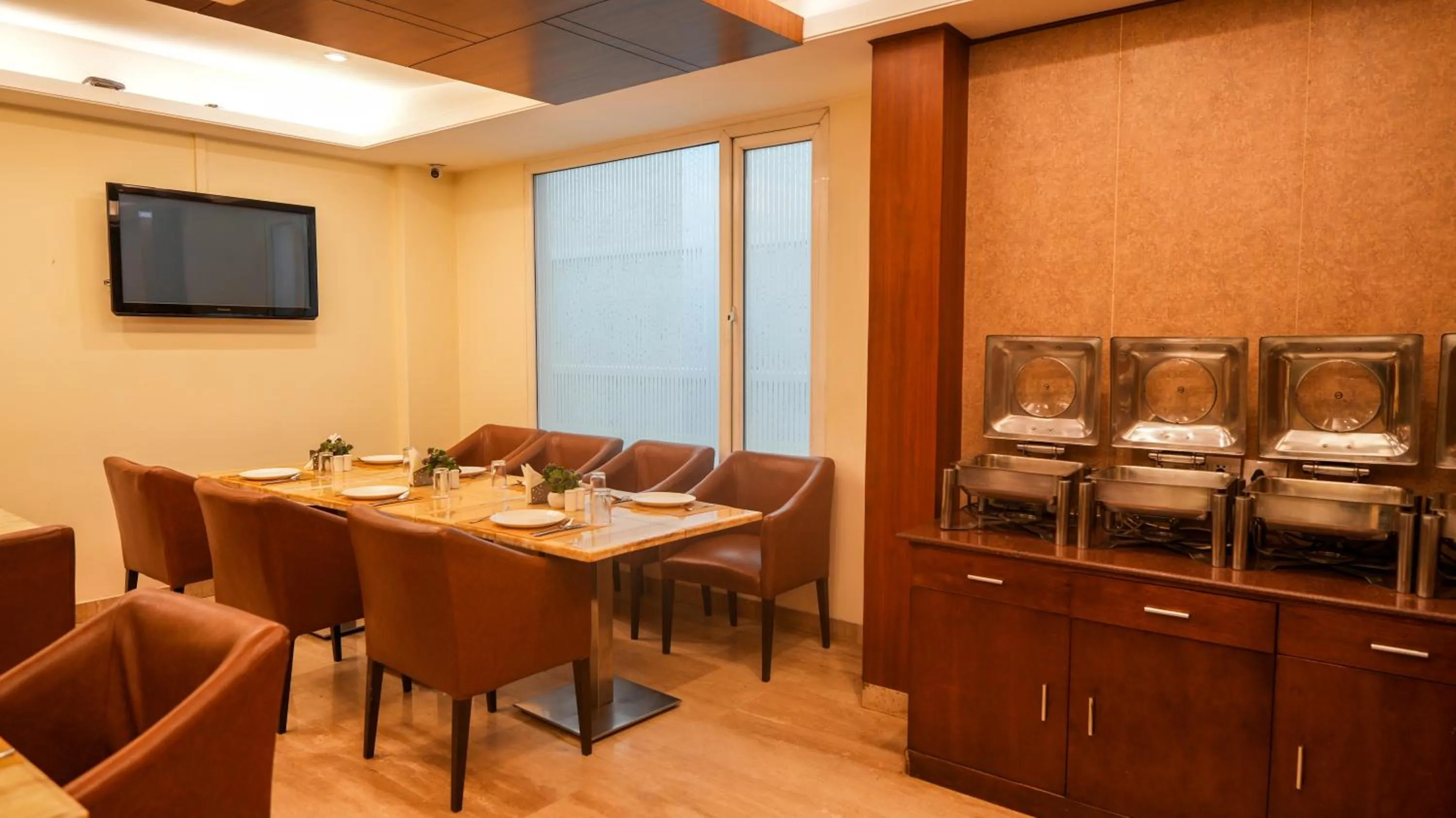 Restaurant/places to eat in Alpina Hotels & Suites