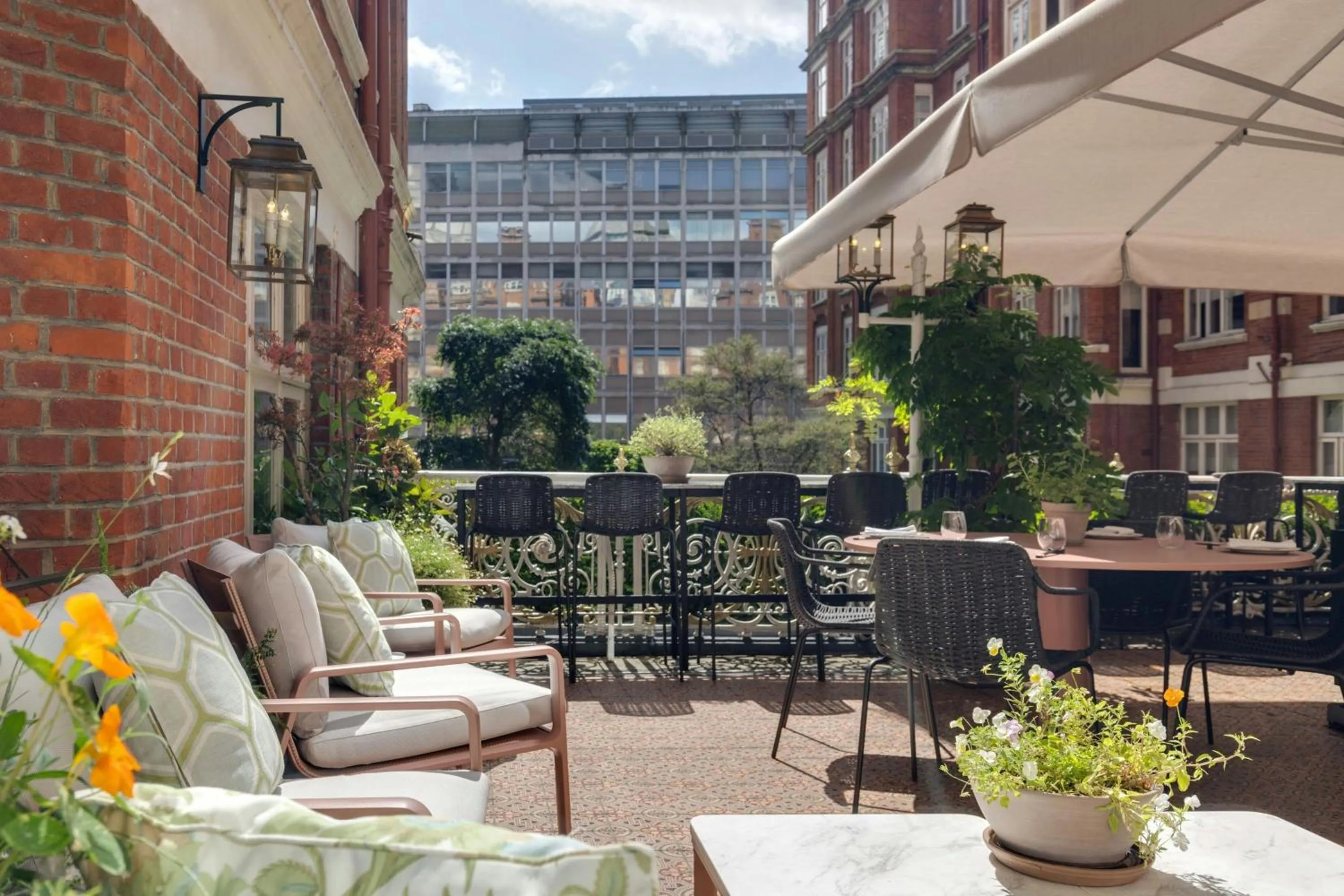 Restaurant/places to eat in St. Ermin's Hotel, Autograph Collection