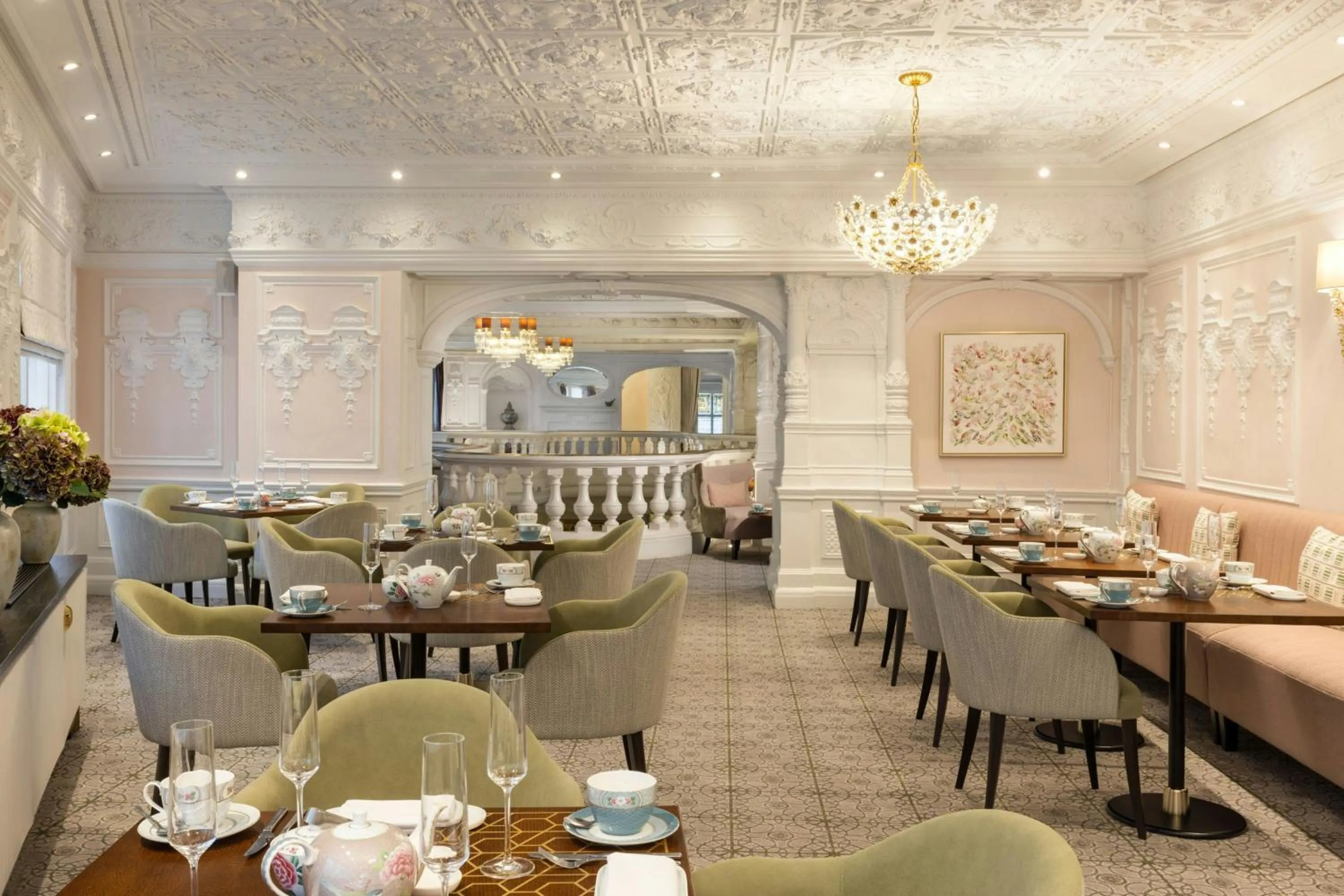 Lounge or bar in St. Ermin's Hotel, Autograph Collection