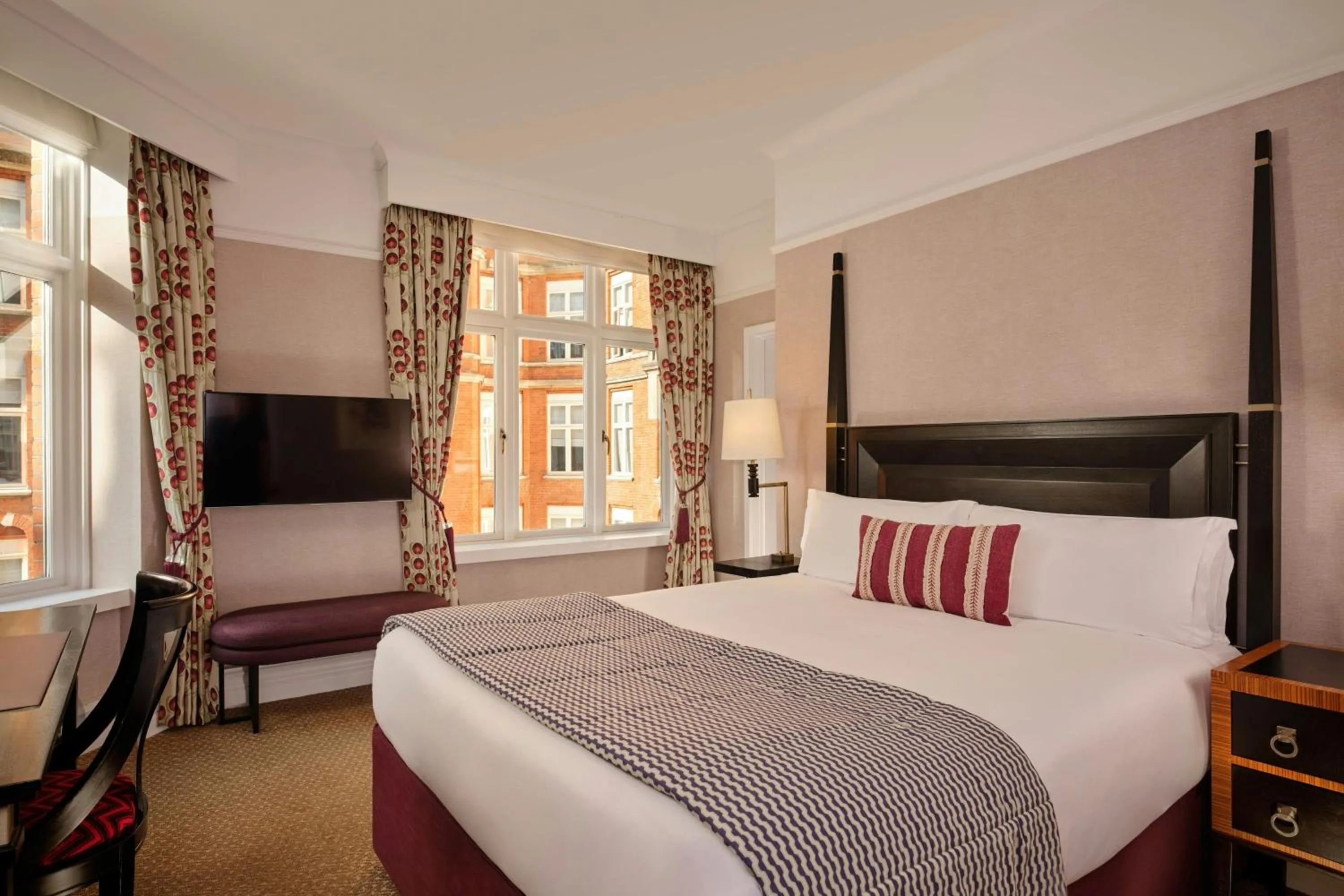 Photo of the whole room, Bed in St. Ermin's Hotel, Autograph Collection