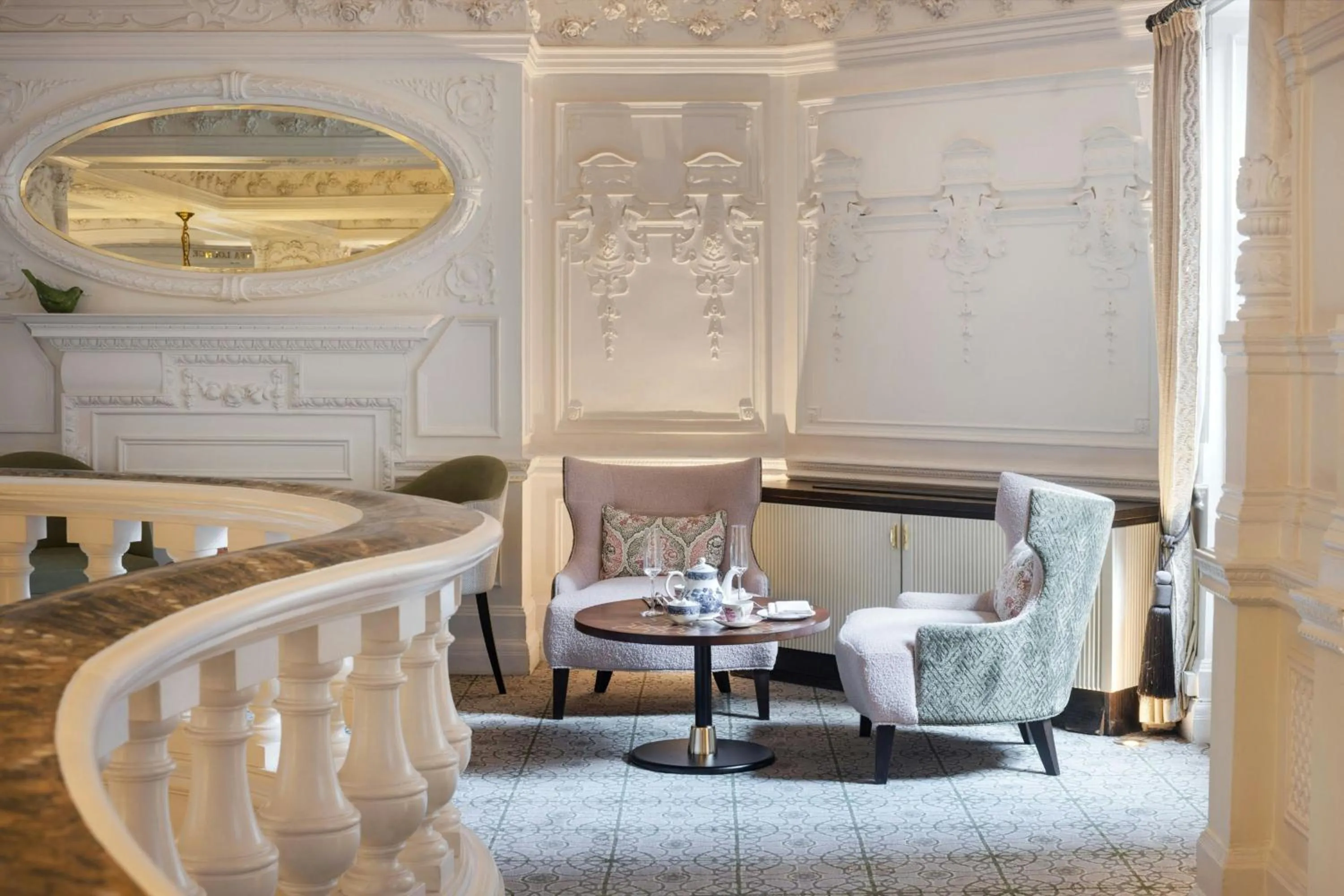 Lounge or bar in St. Ermin's Hotel, Autograph Collection
