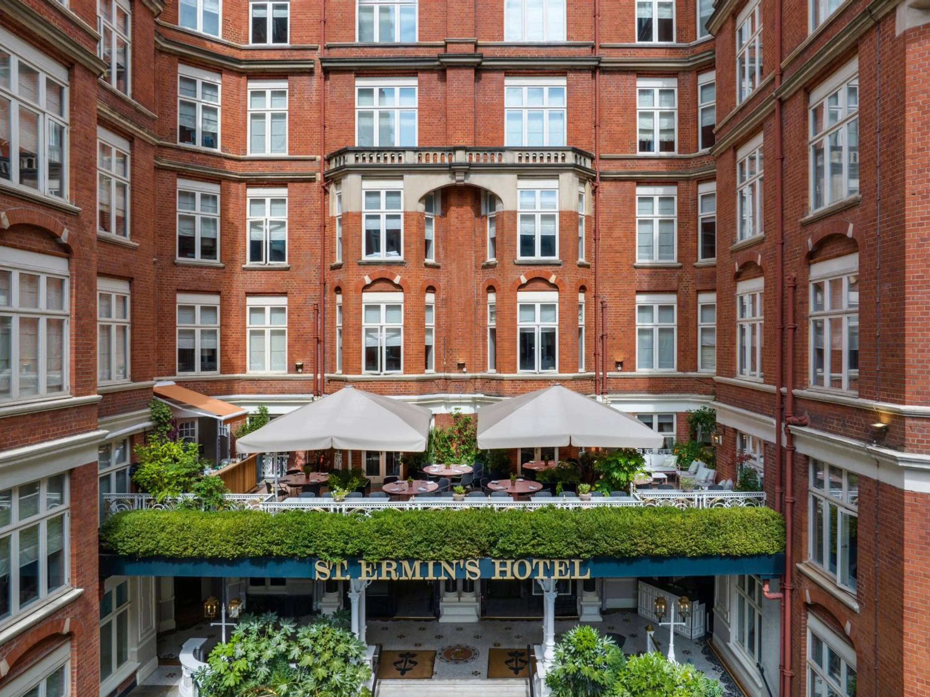 Restaurant/places to eat in St. Ermin's Hotel, Autograph Collection