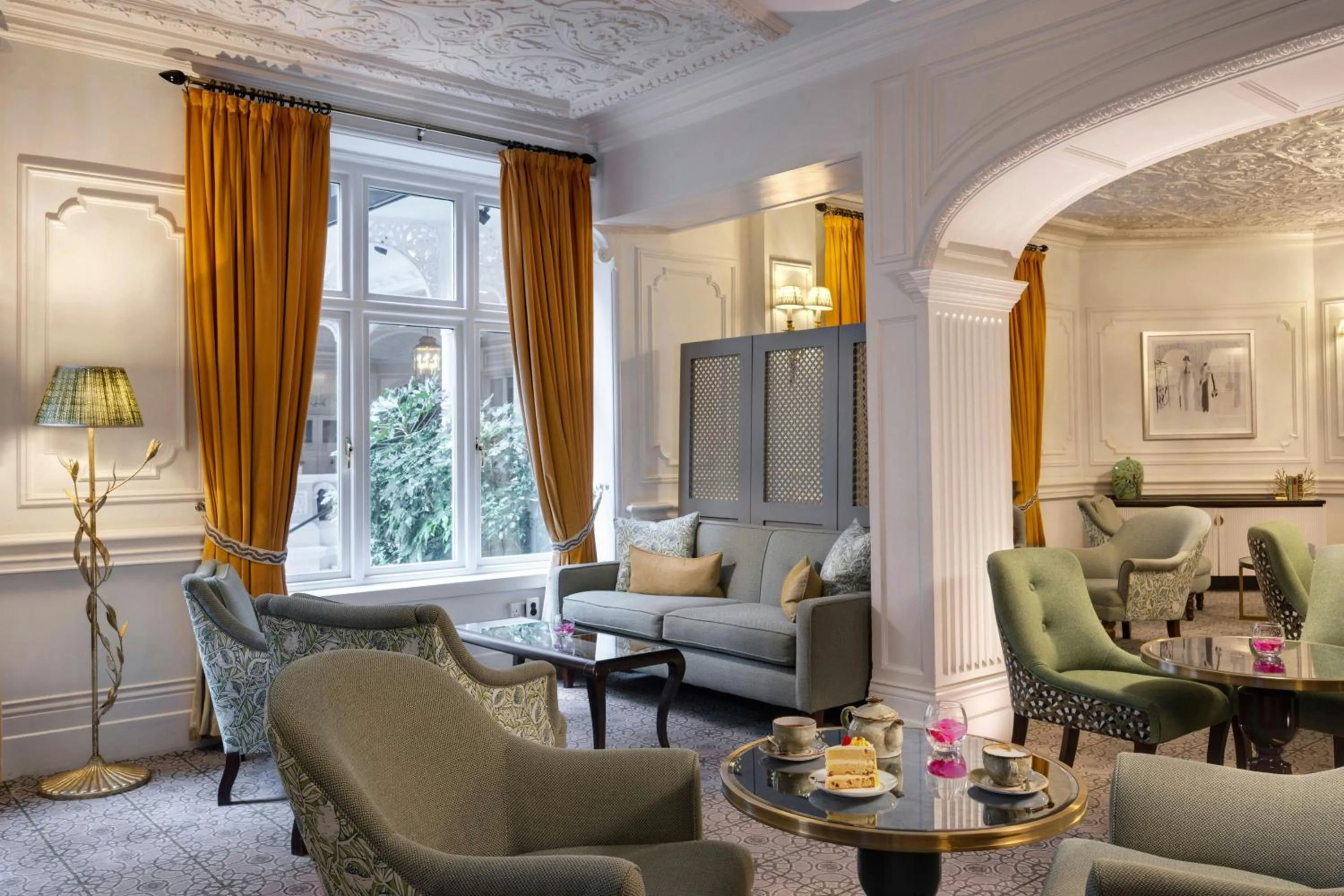 Lounge or bar in St. Ermin's Hotel, Autograph Collection