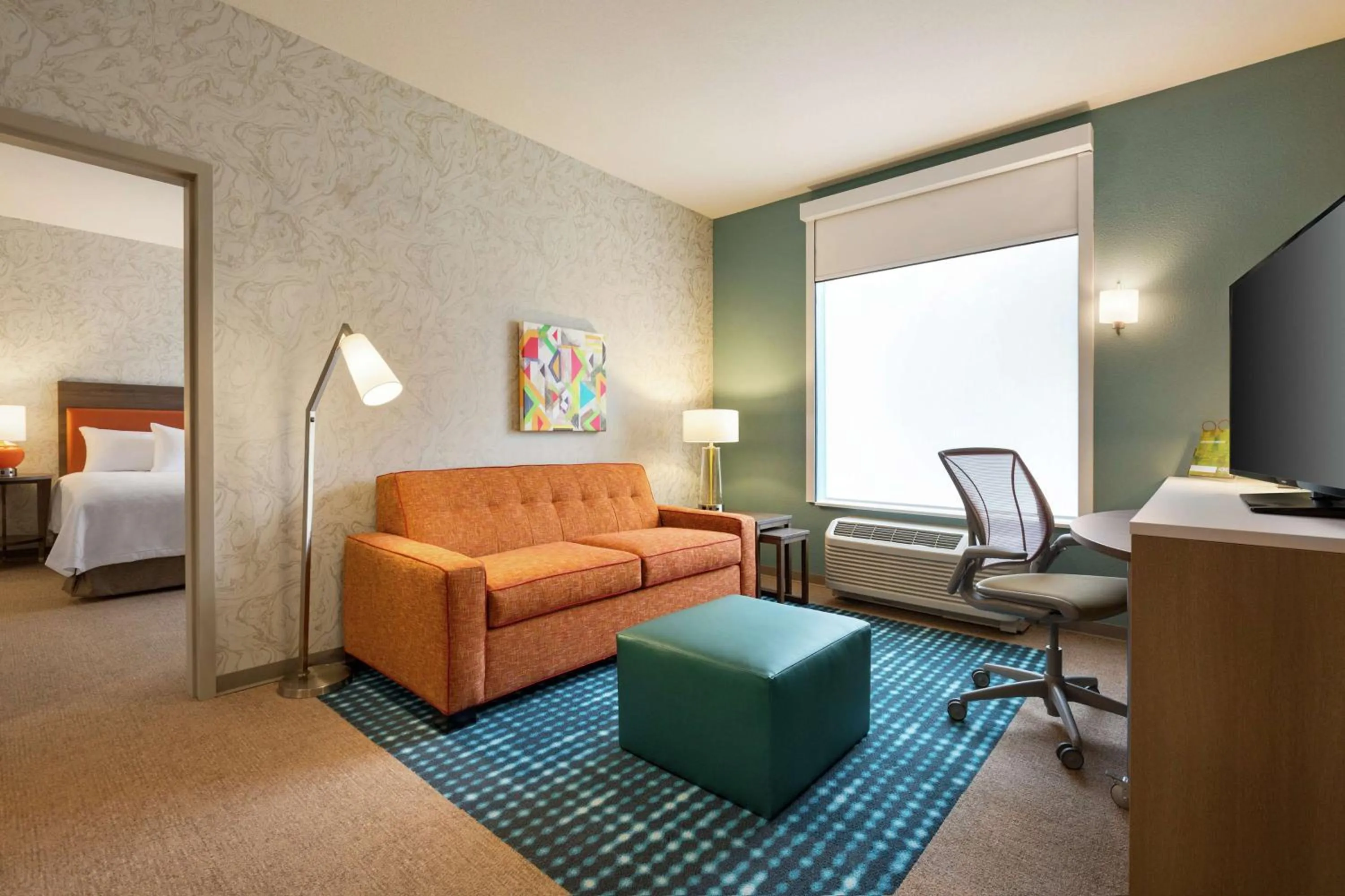 Living room, Bed in Home2 Suites By Hilton Frederick