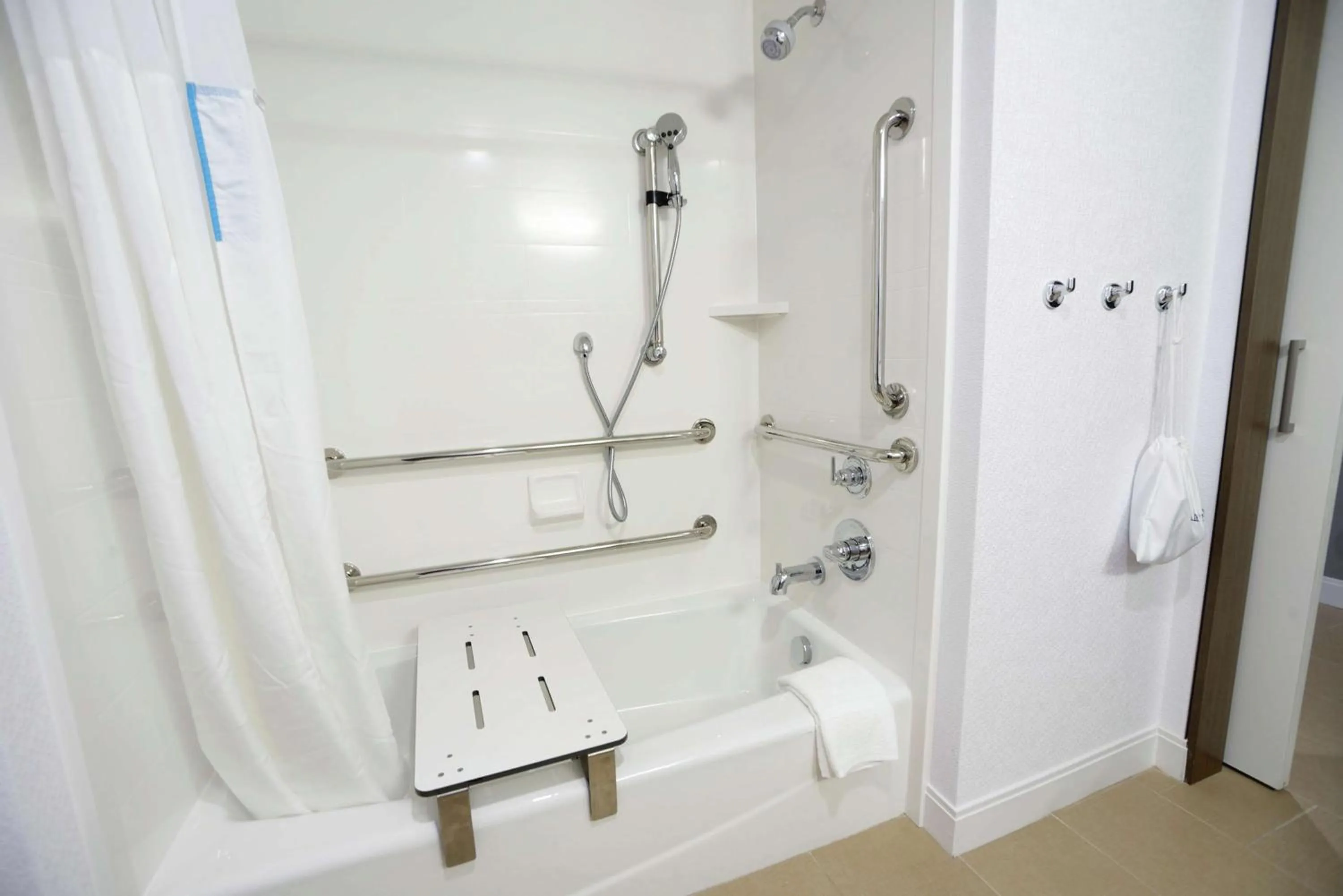 Bathroom in Hampton Inn & Suites Oklahoma City/Quail Springs