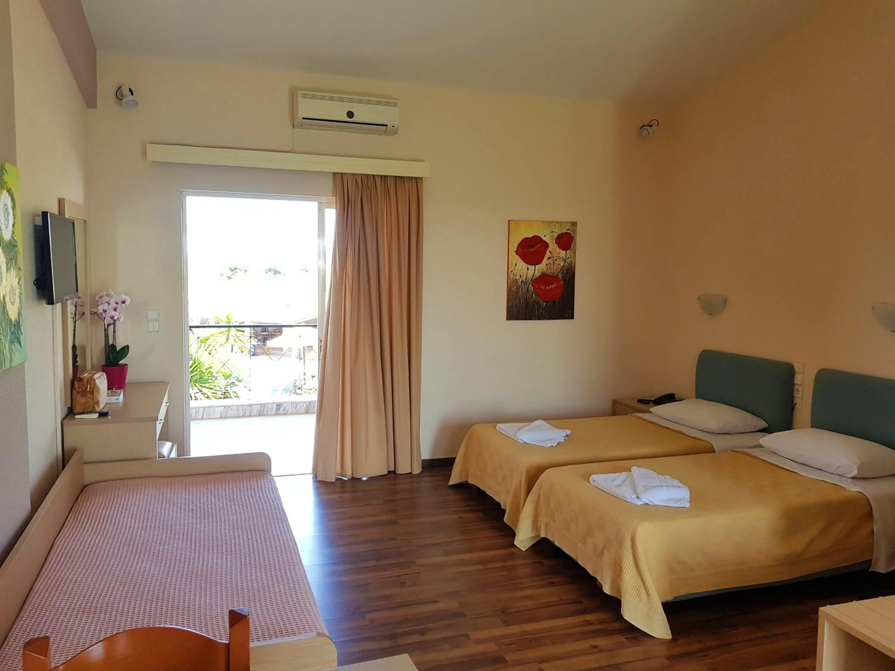 Bed in Hotel Kalamitsi Apartments