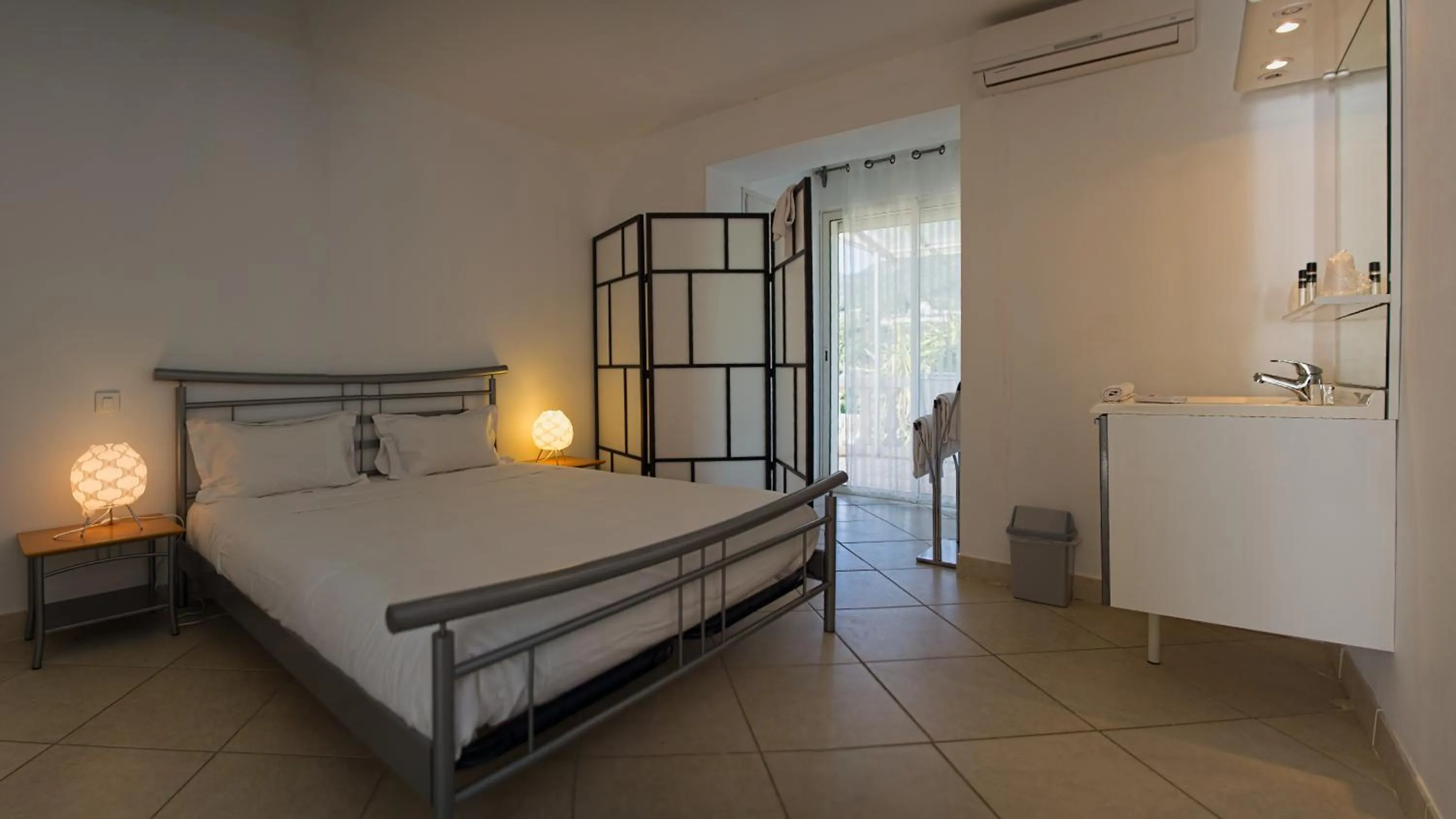 Photo of the whole room, Bed in La Résidence du Cap