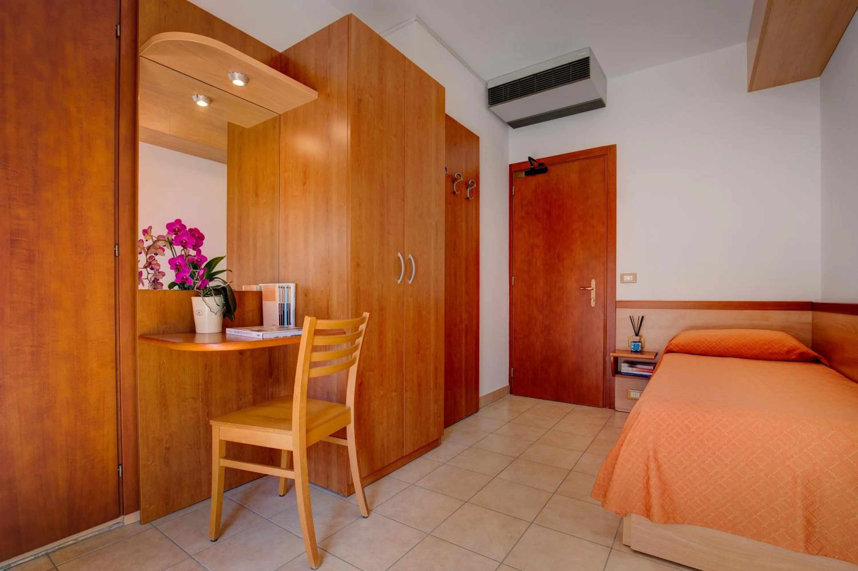 Photo of the whole room, Bed in Hotel Jalisco