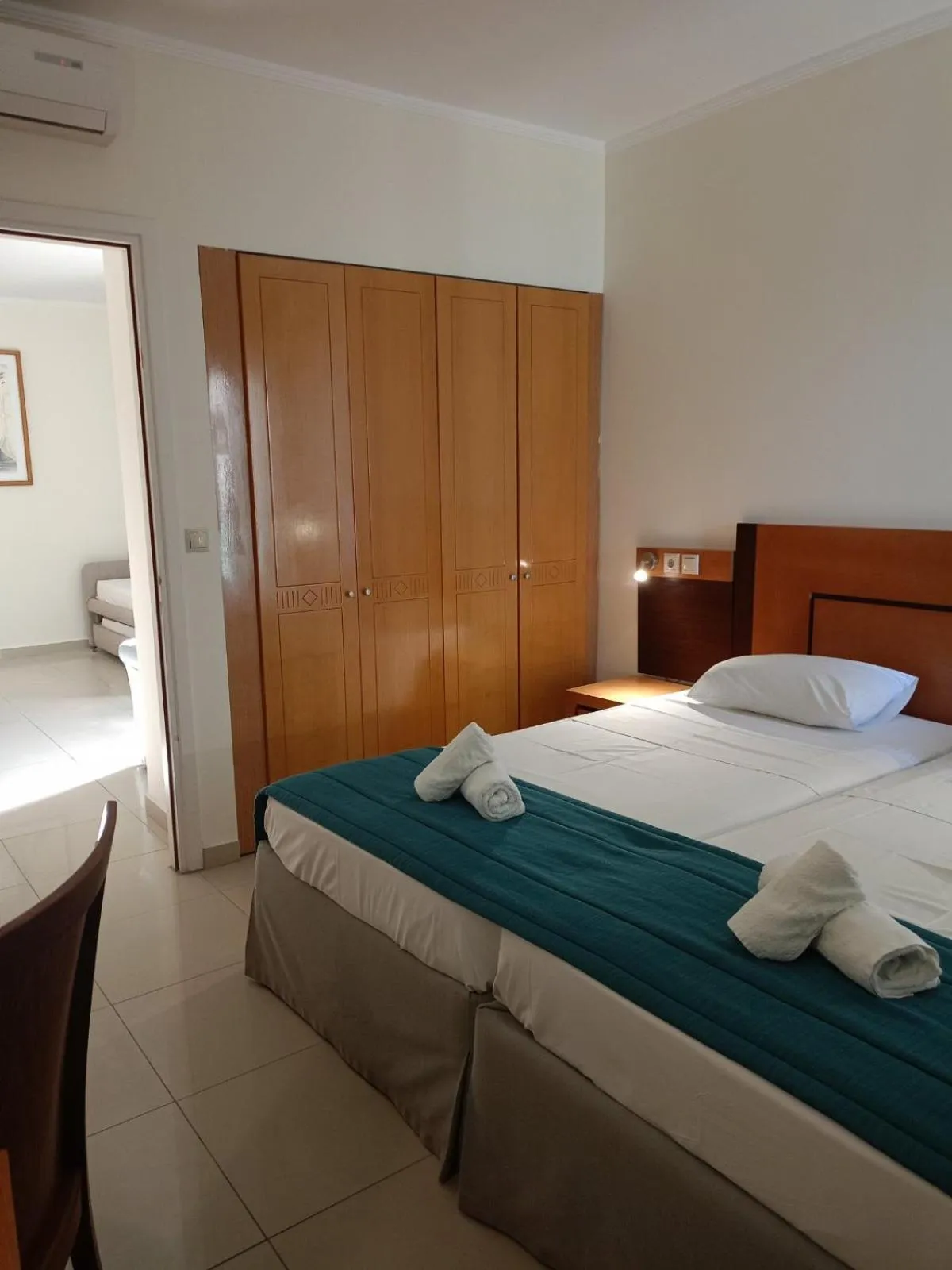 Bed in Bristol Sea View Apartments