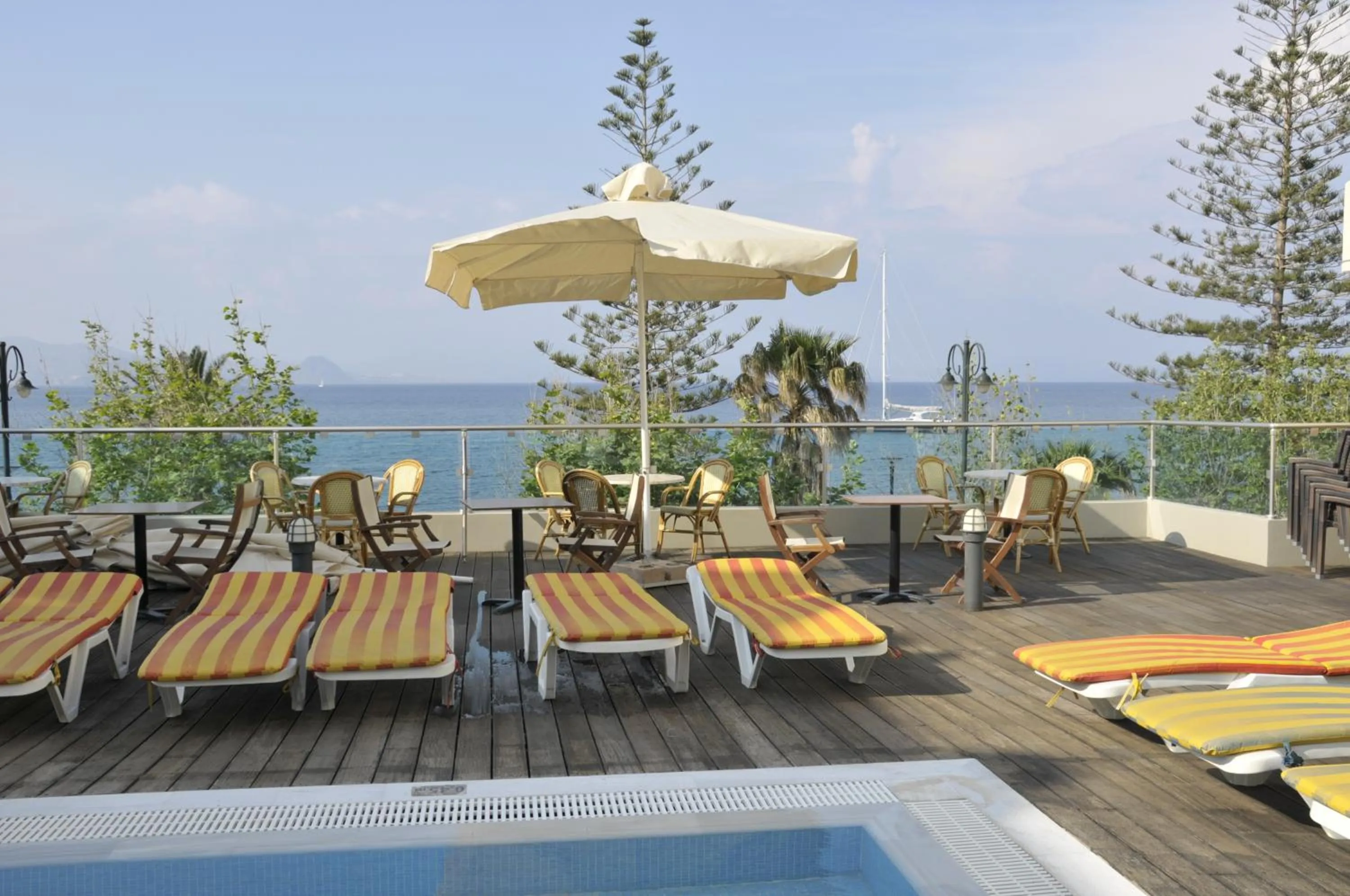 Swimming pool in Bristol Sea View Apartments