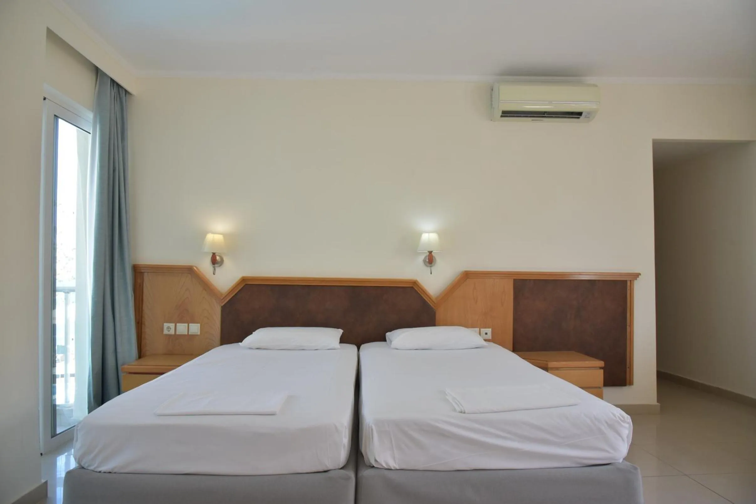 Bed in Bristol Sea View Apartments