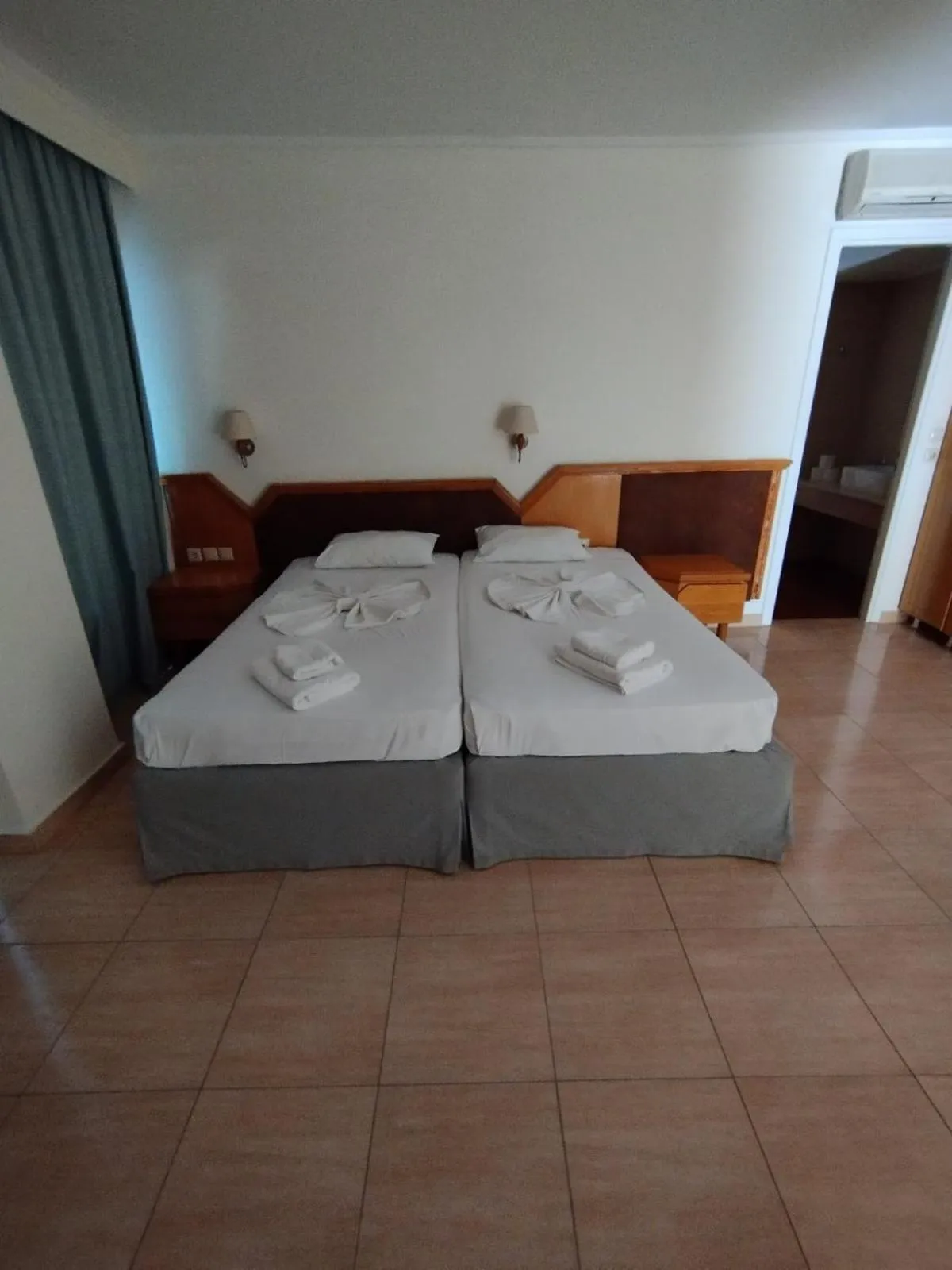 Bed in Bristol Sea View Apartments