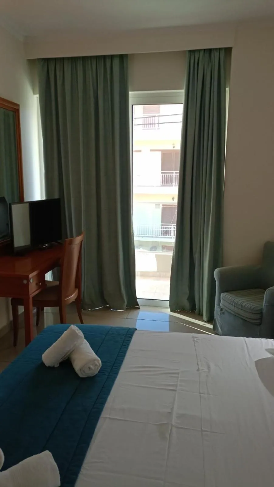 Bed in Bristol Sea View Apartments