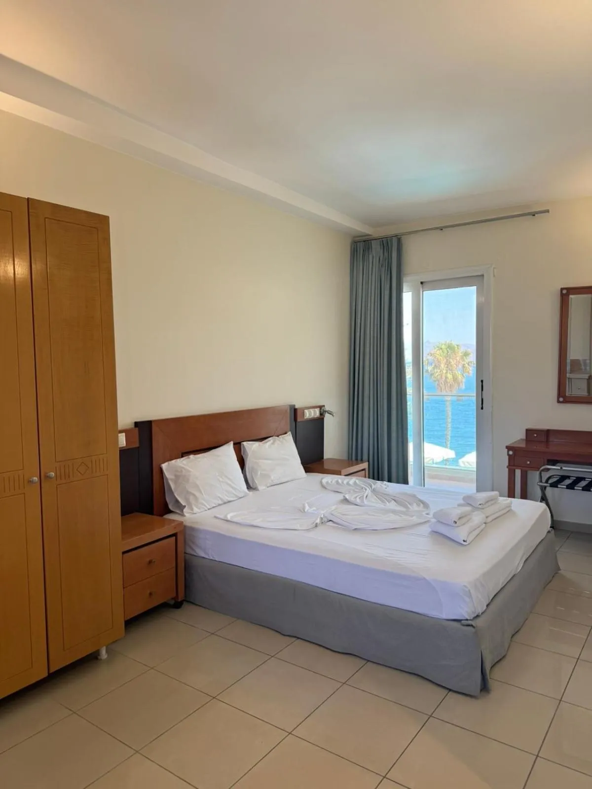 Bed in Bristol Sea View Apartments