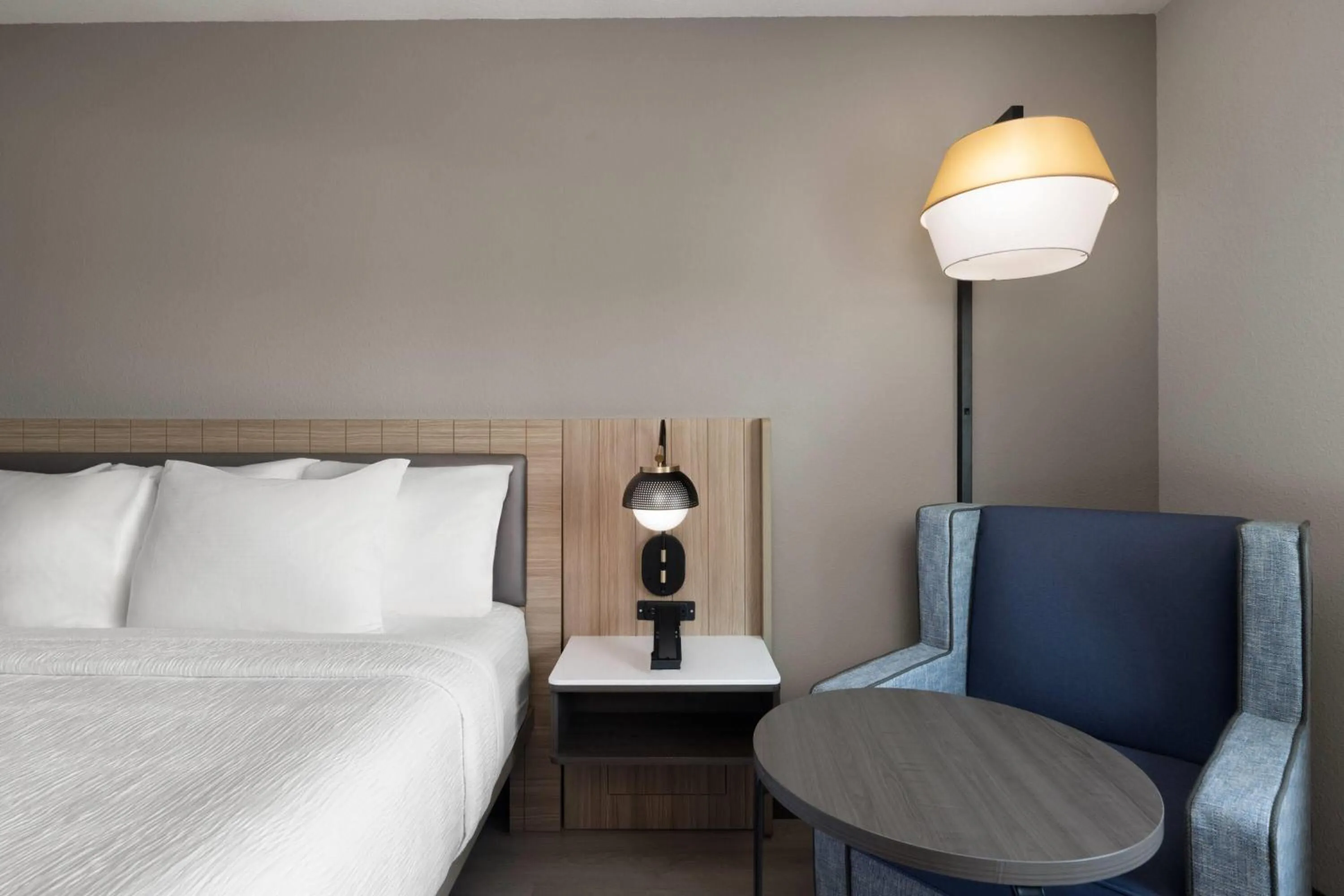 Photo of the whole room, Bed in La Quinta Inn & Suites by Wyndham Greenville Woodruff Rd